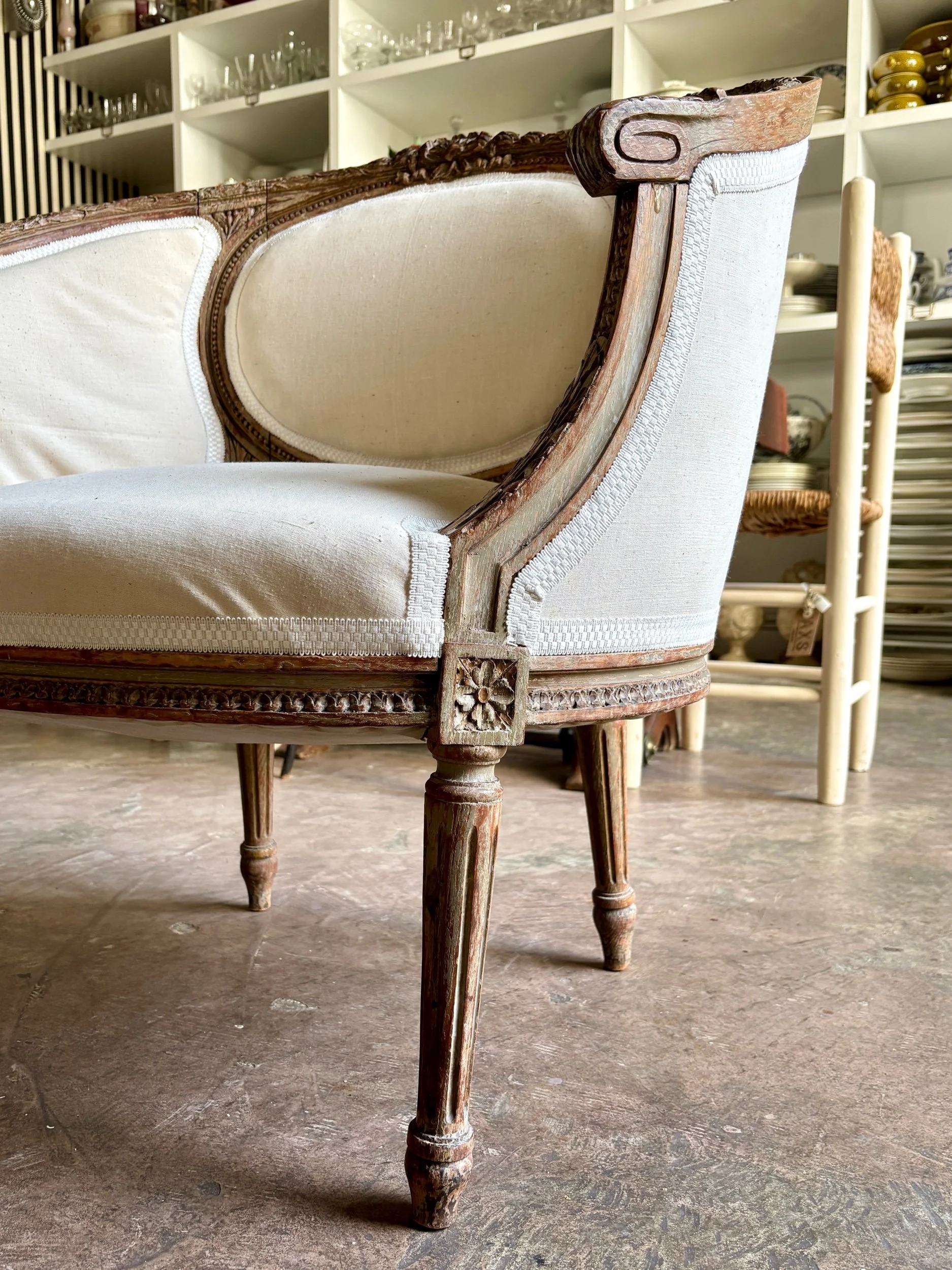 fauteuil-corbeille-1-bois-sculpte-coton-beige-xviii-eme-assise-classique-vintage-classique-axs-design-paris-france