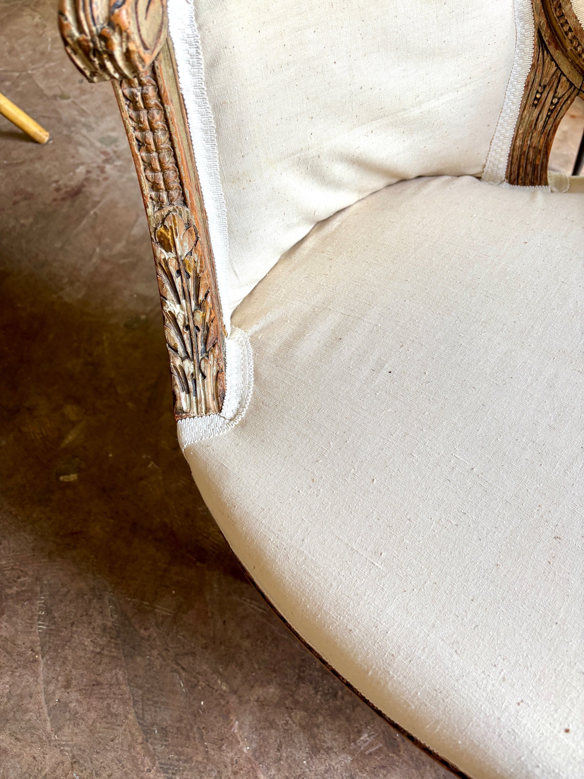fauteuil-corbeille-1-bois-sculpte-coton-beige-xviii-eme-assise-classique-vintage-classique-axs-design-paris-france