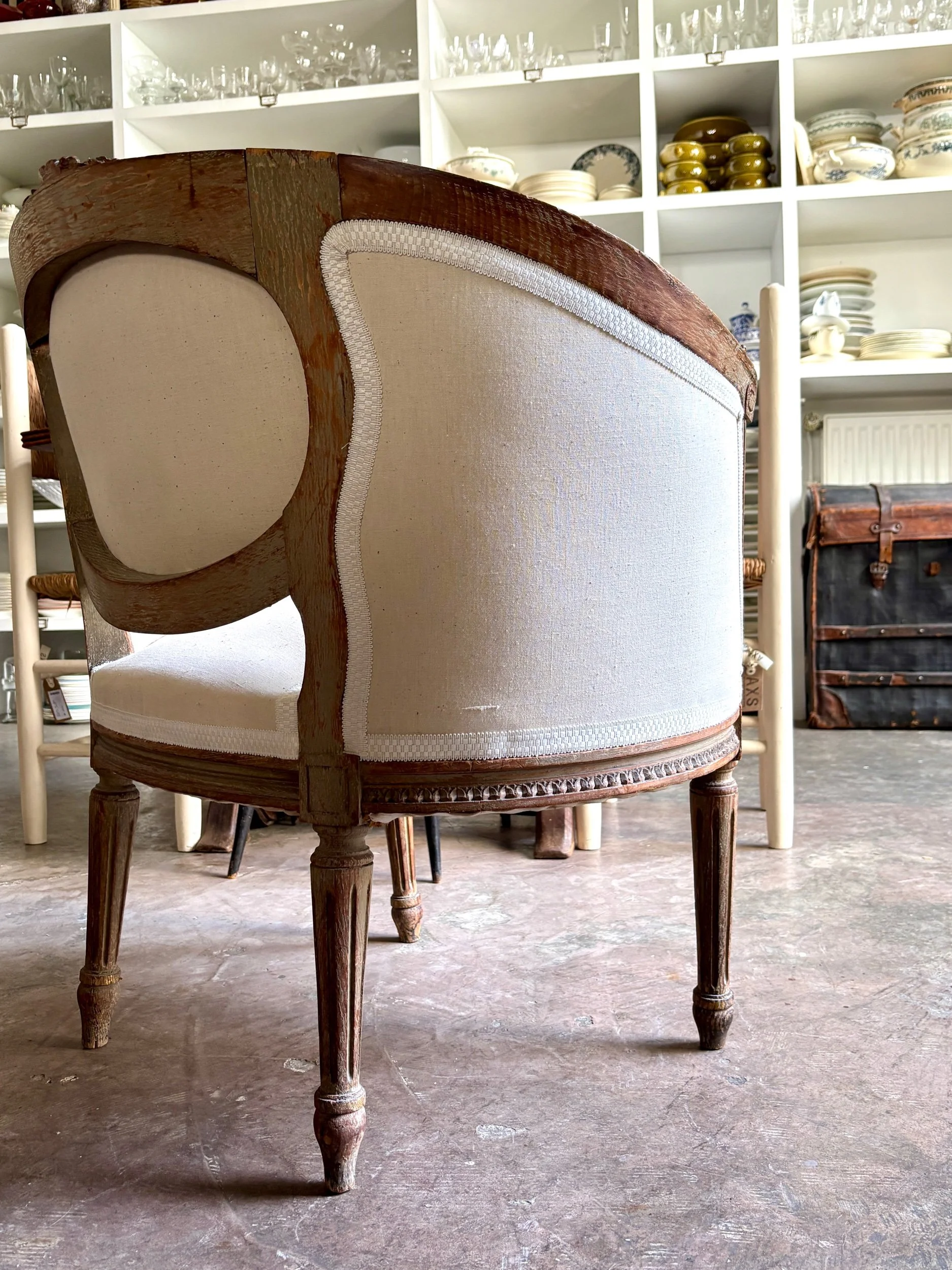 fauteuil-corbeille-1-bois-sculpte-coton-beige-xviii-eme-assise-classique-vintage-classique-axs-design-paris-france
