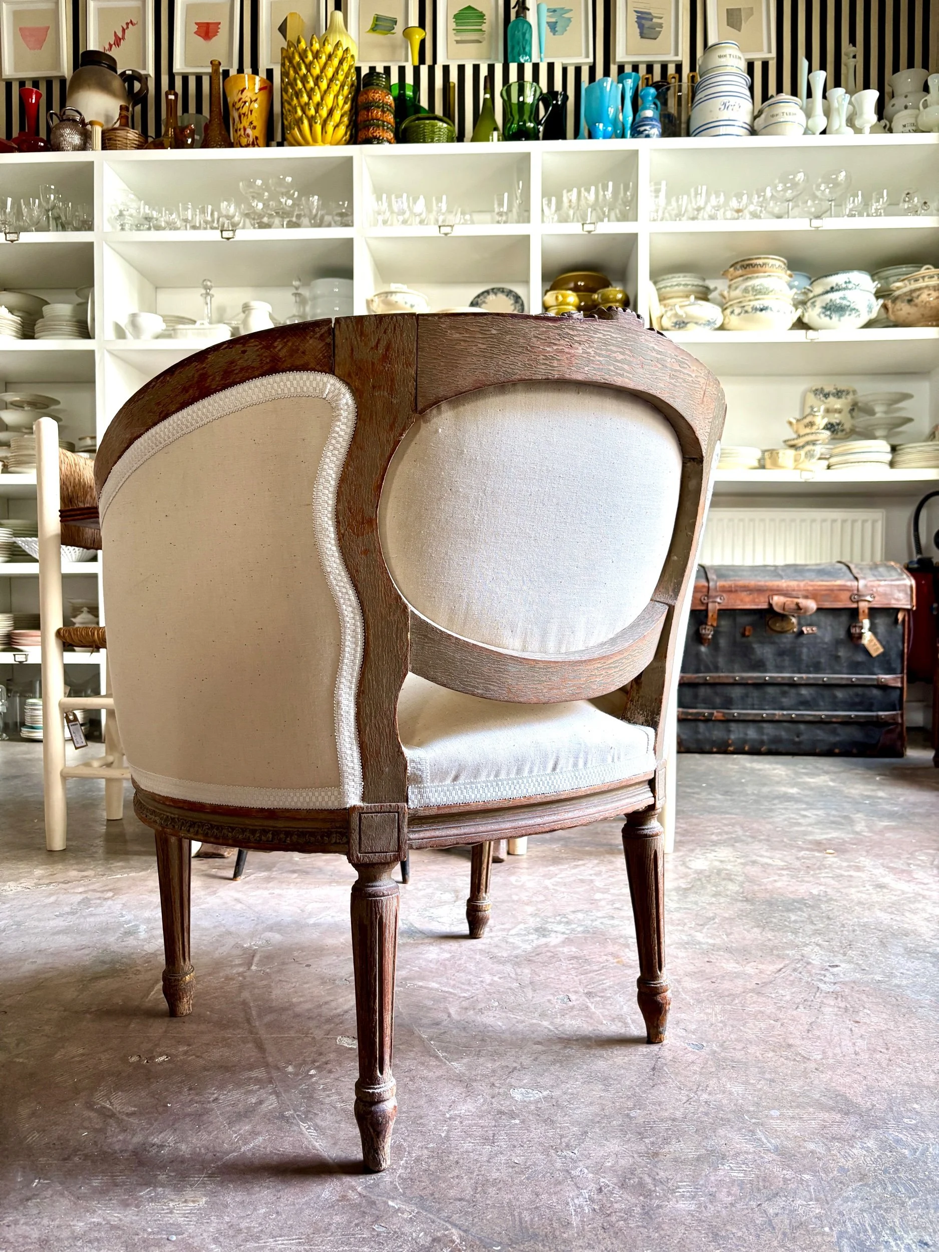 fauteuil-corbeille-1-bois-sculpte-coton-beige-xviii-eme-assise-classique-vintage-classique-axs-design-paris-france