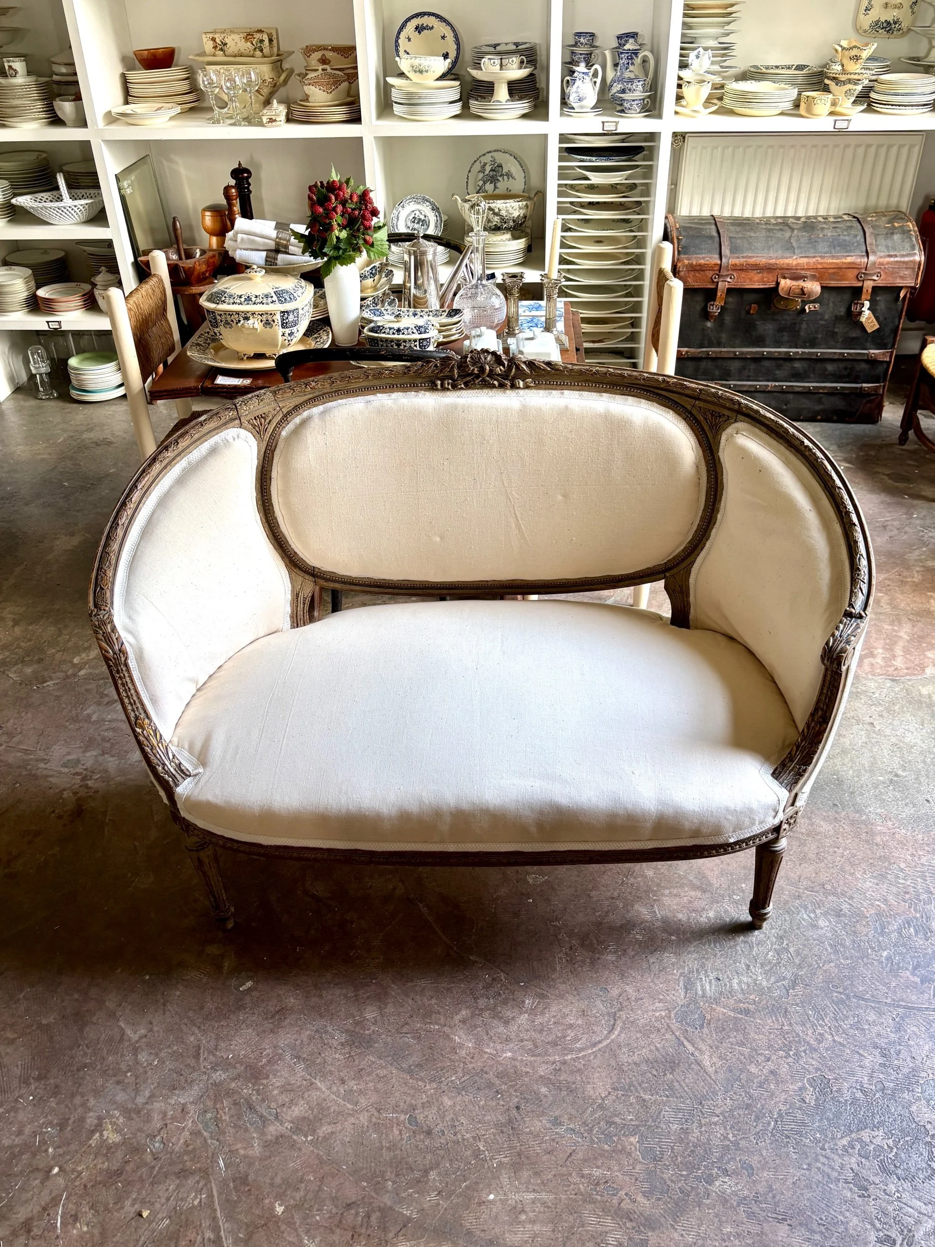 banquette-2-places-corbeille-bois-sculpte-metis-beige-xviii-eme-assise-antique-classique-axs-design-paris-france