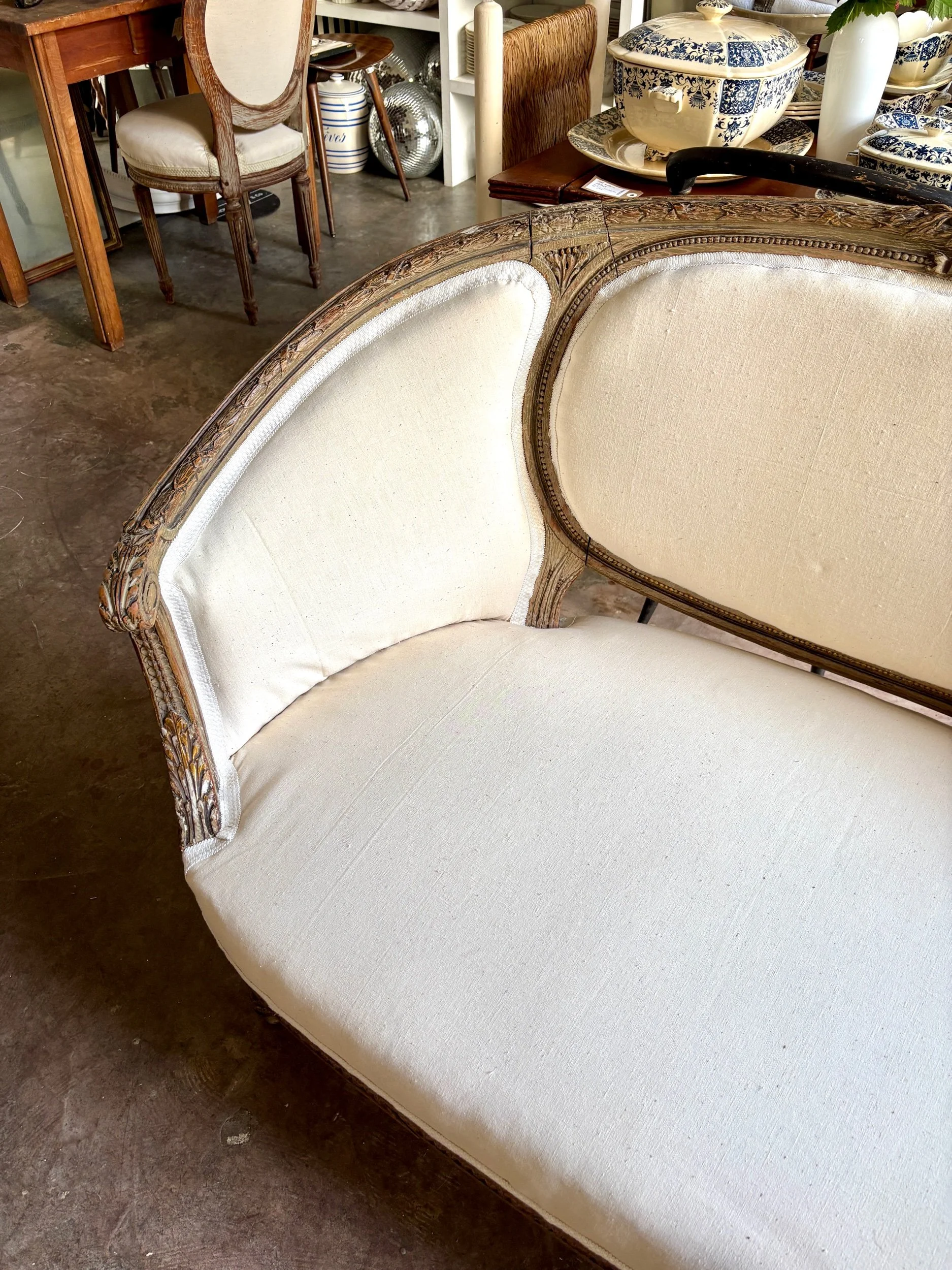 banquette-2-places-corbeille-bois-sculpte-metis-beige-xviii-eme-assise-antique-classique-axs-design-paris-france