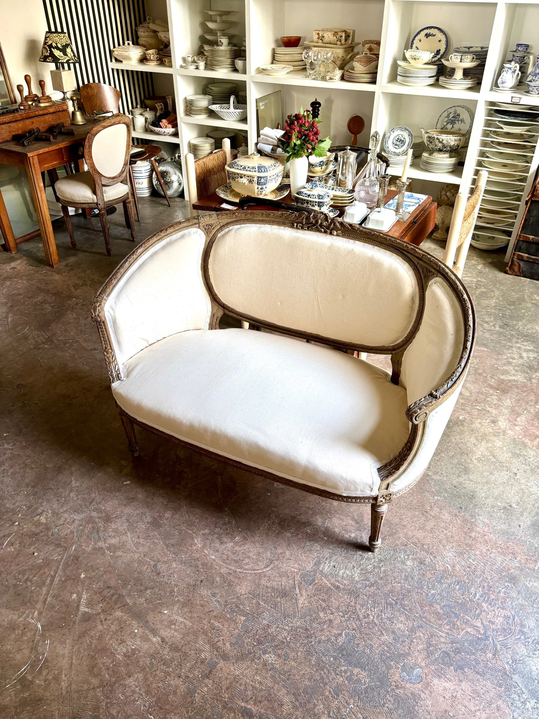 banquette-2-places-corbeille-bois-sculpte-metis-beige-xviii-eme-assise-antique-classique-axs-design-paris-france