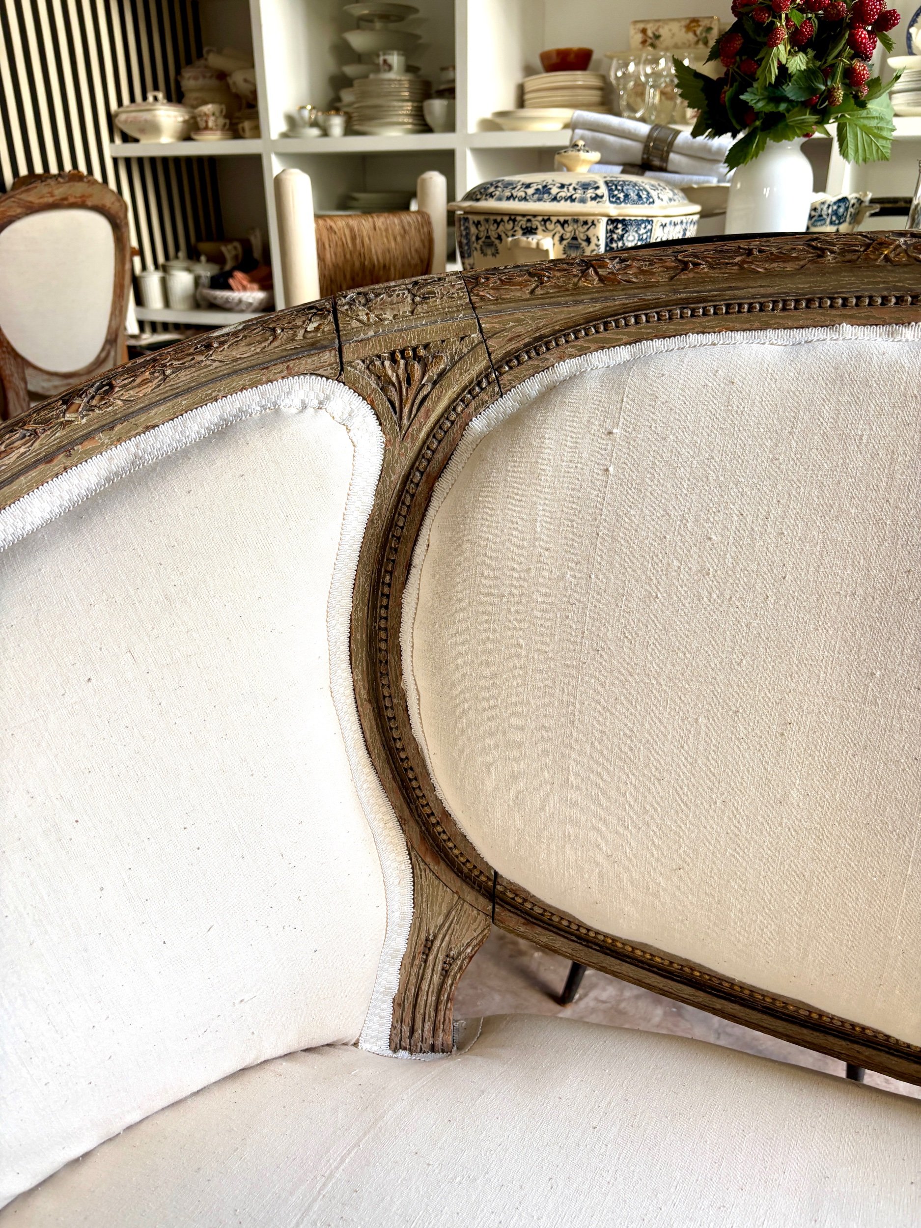 banquette-2-places-corbeille-bois-sculpte-metis-beige-xviii-eme-assise-antique-classique-axs-design-paris-france