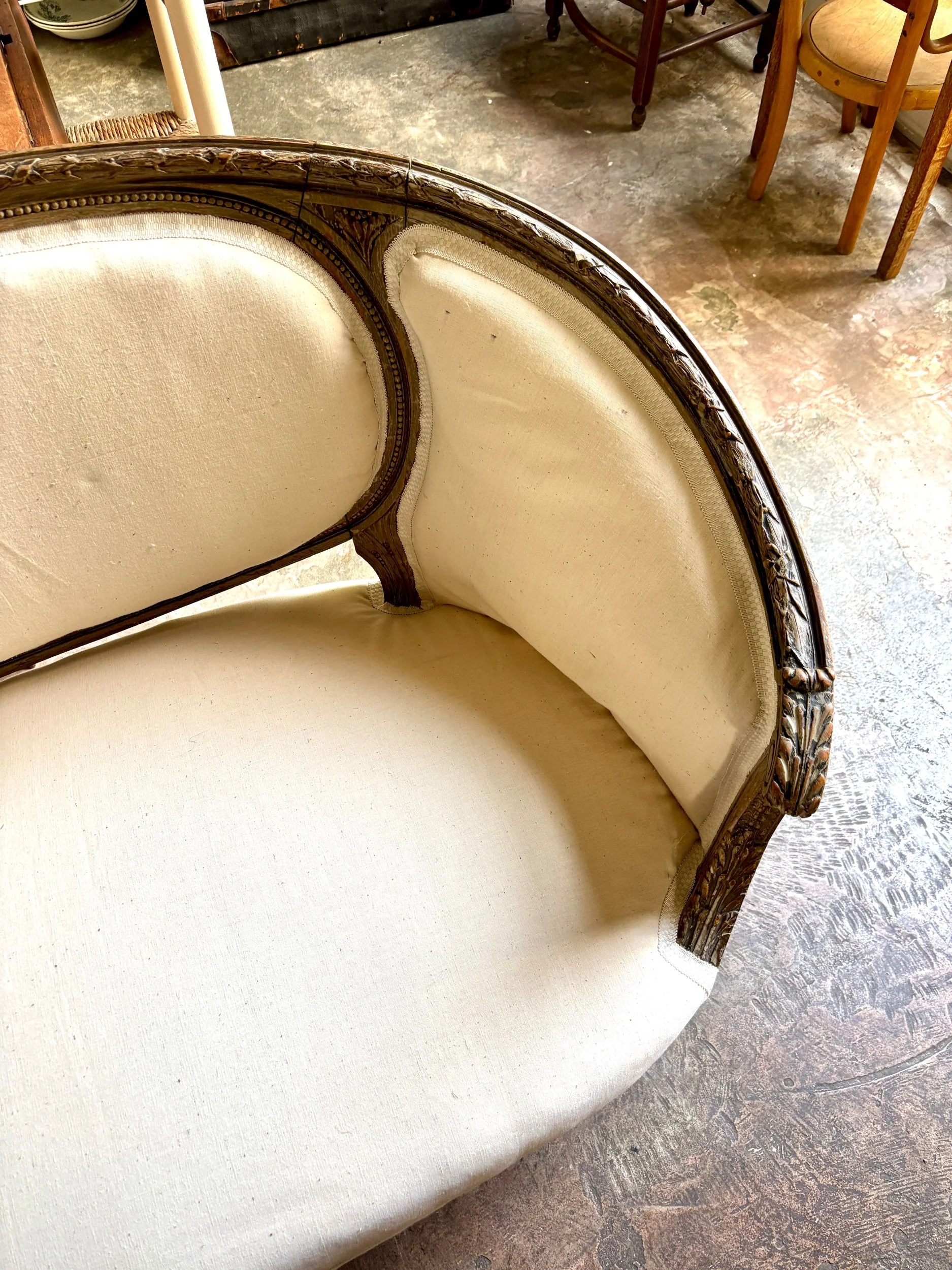 banquette-2-places-corbeille-bois-sculpte-metis-beige-xviii-eme-assise-antique-classique-axs-design-paris-france