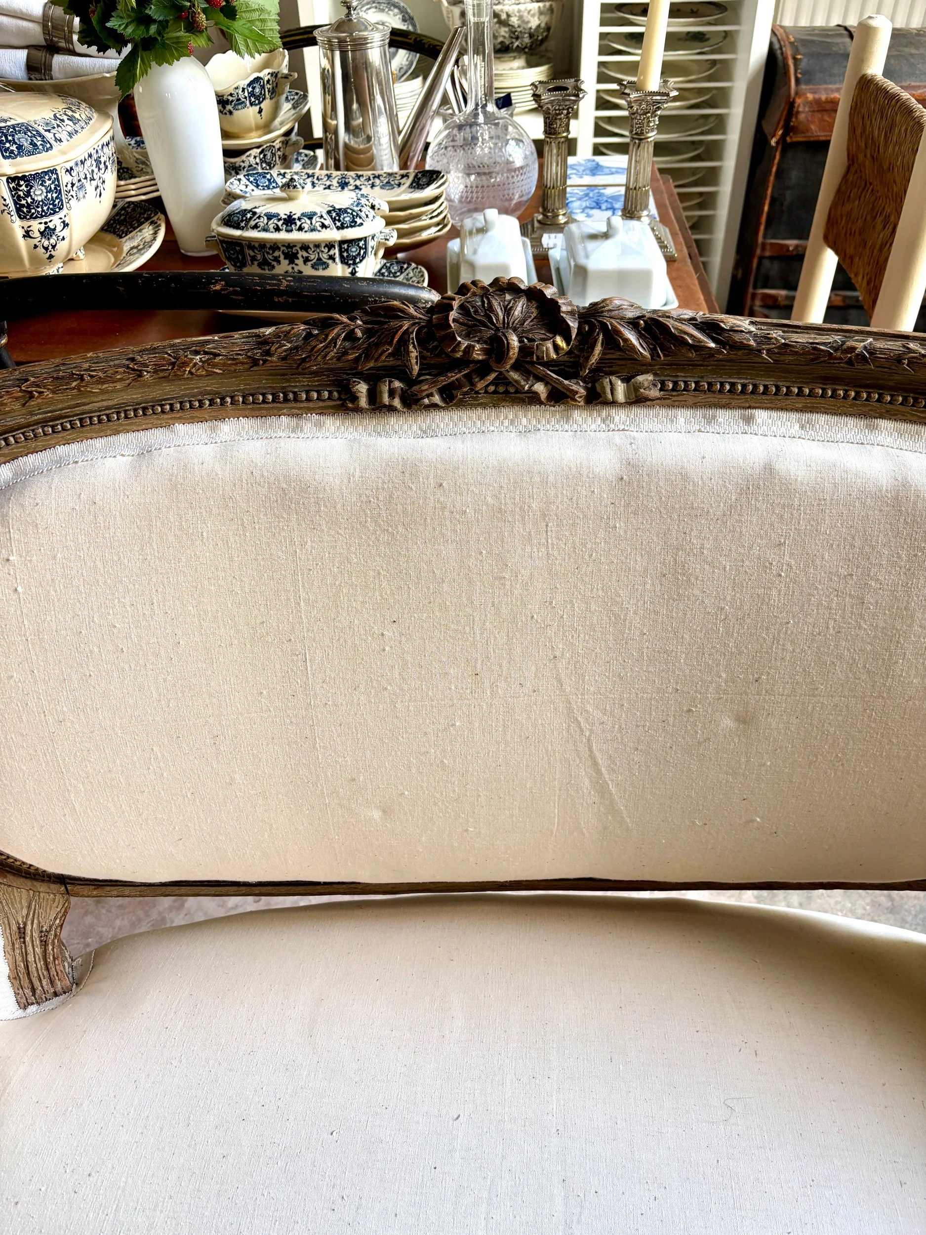 banquette-2-places-corbeille-bois-sculpte-metis-beige-xviii-eme-assise-antique-classique-axs-design-paris-france