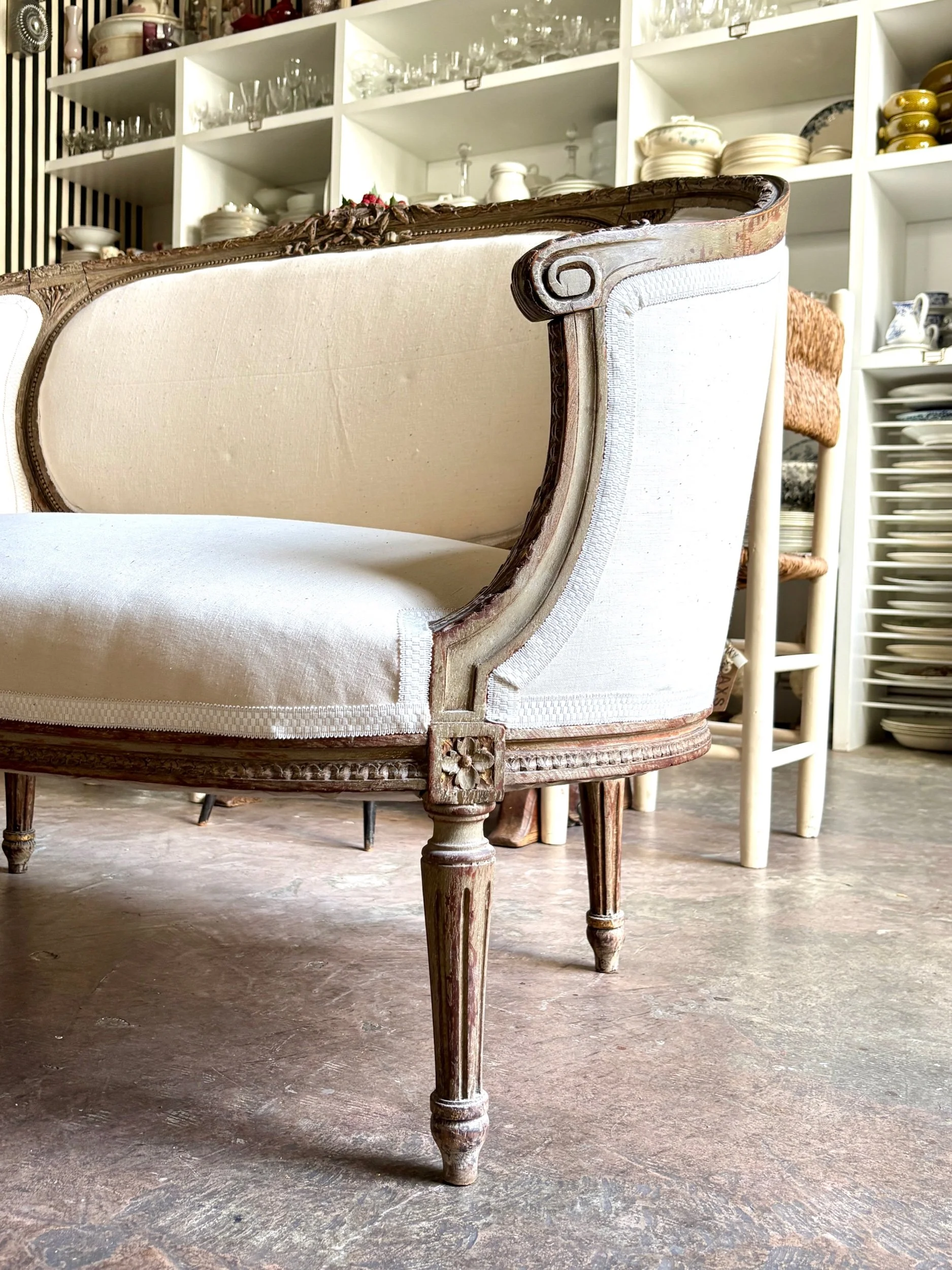 banquette-2-places-corbeille-bois-sculpte-metis-beige-xviii-eme-assise-antique-classique-axs-design-paris-france