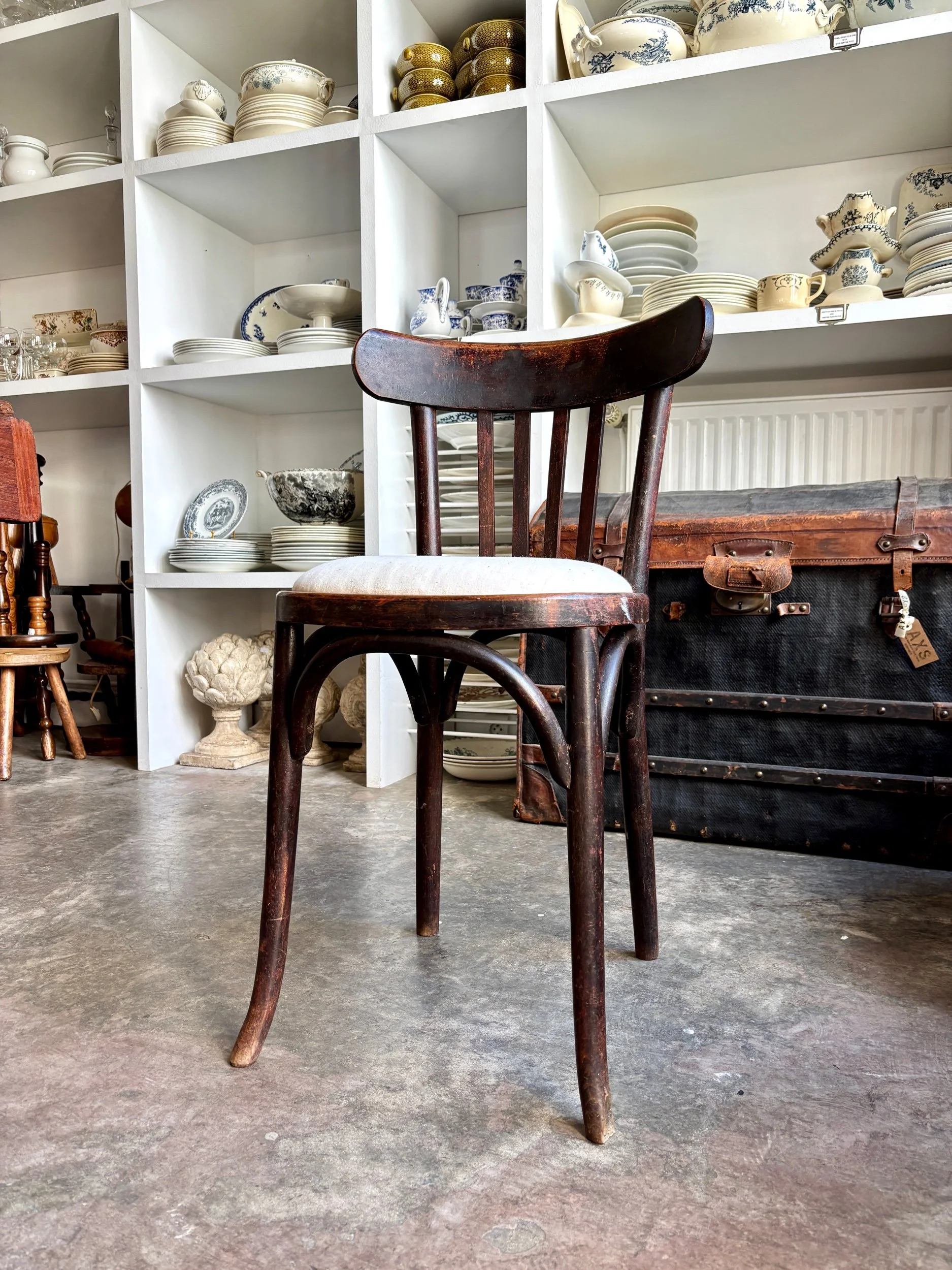 chaise-bistrot-hetre-fonce-metis-beige-assise-vintage-axs-design-paris-france