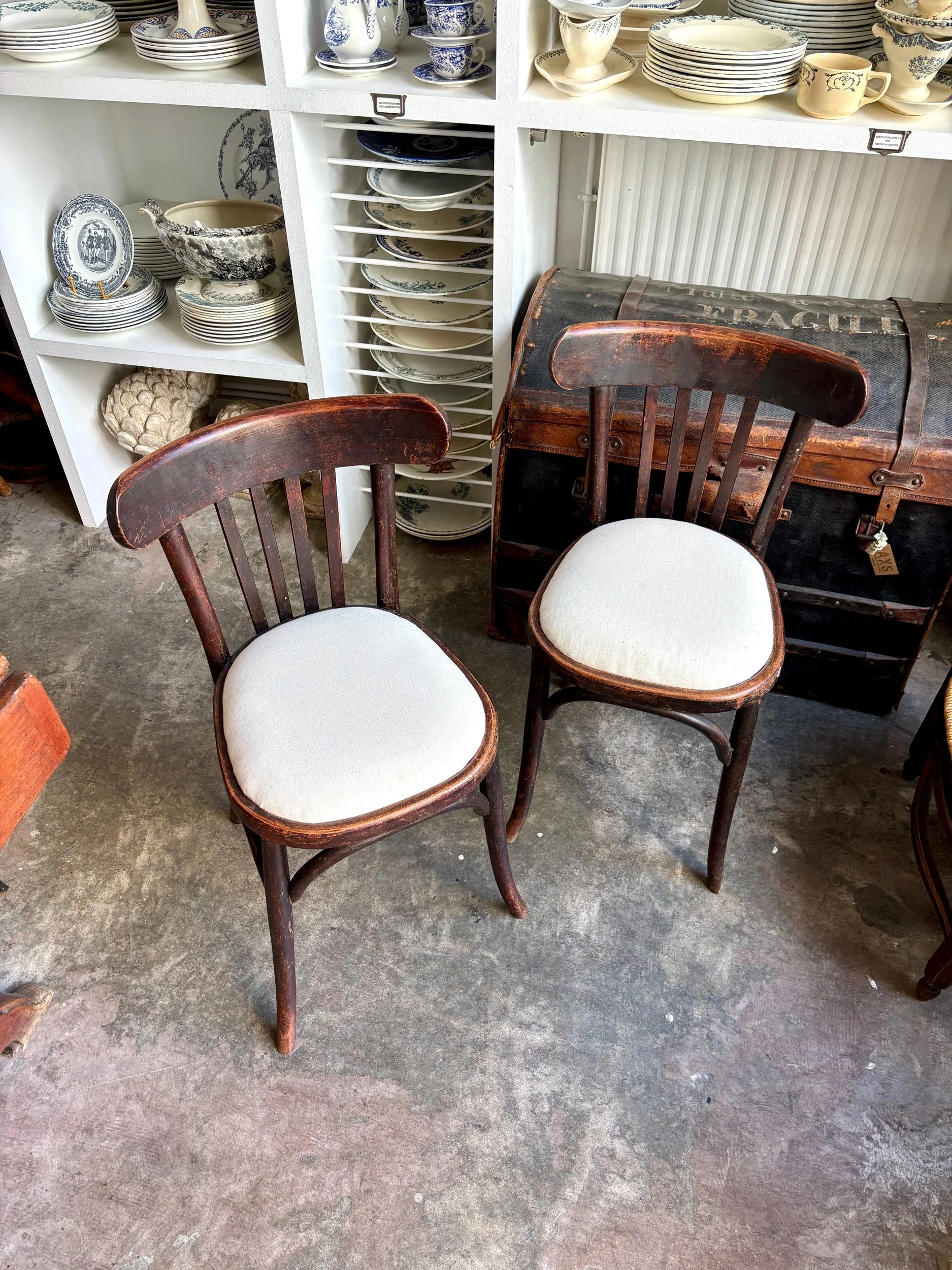 chaise-bistrot-hetre-fonce-metis-beige-assise-vintage-axs-design-paris-france