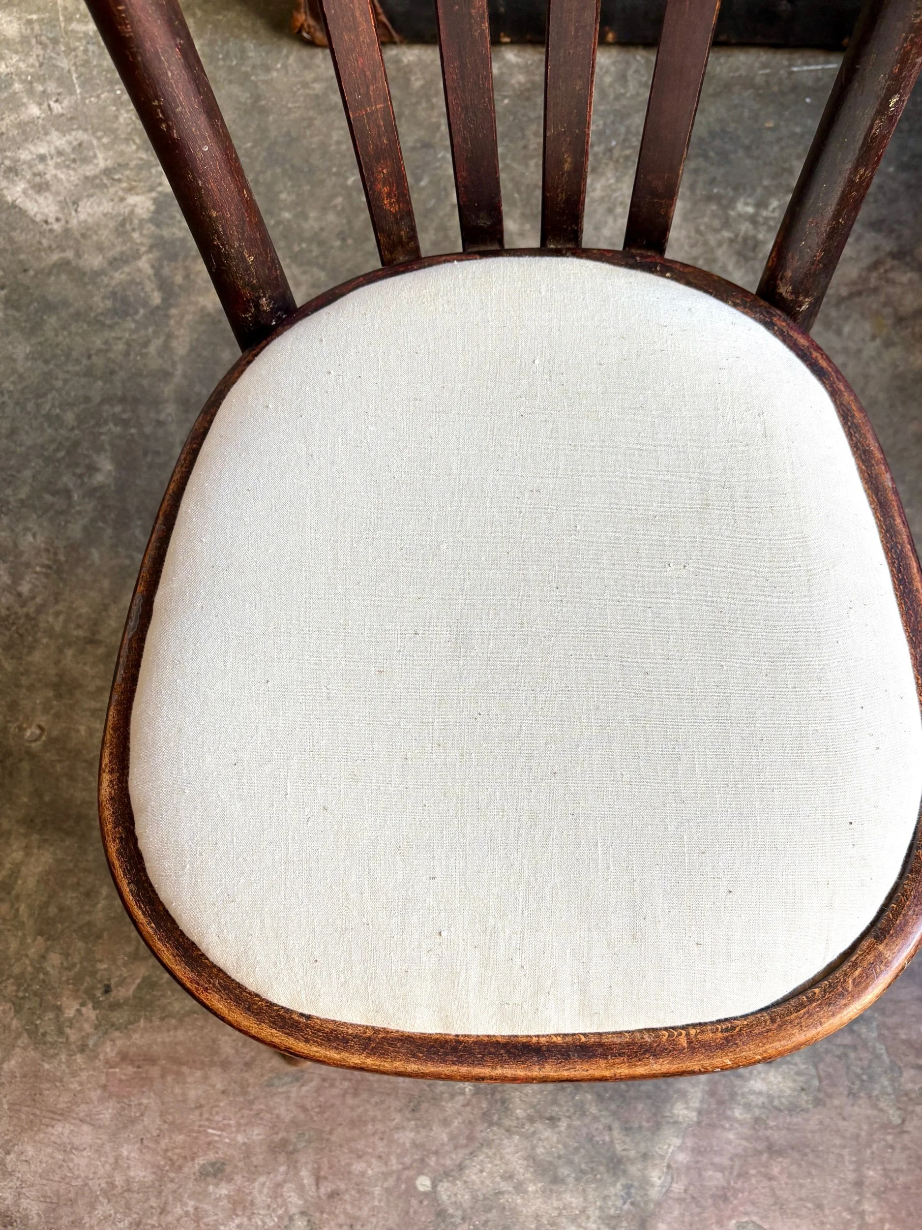 chaise-bistrot-hetre-fonce-metis-beige-assise-vintage-axs-design-paris-france