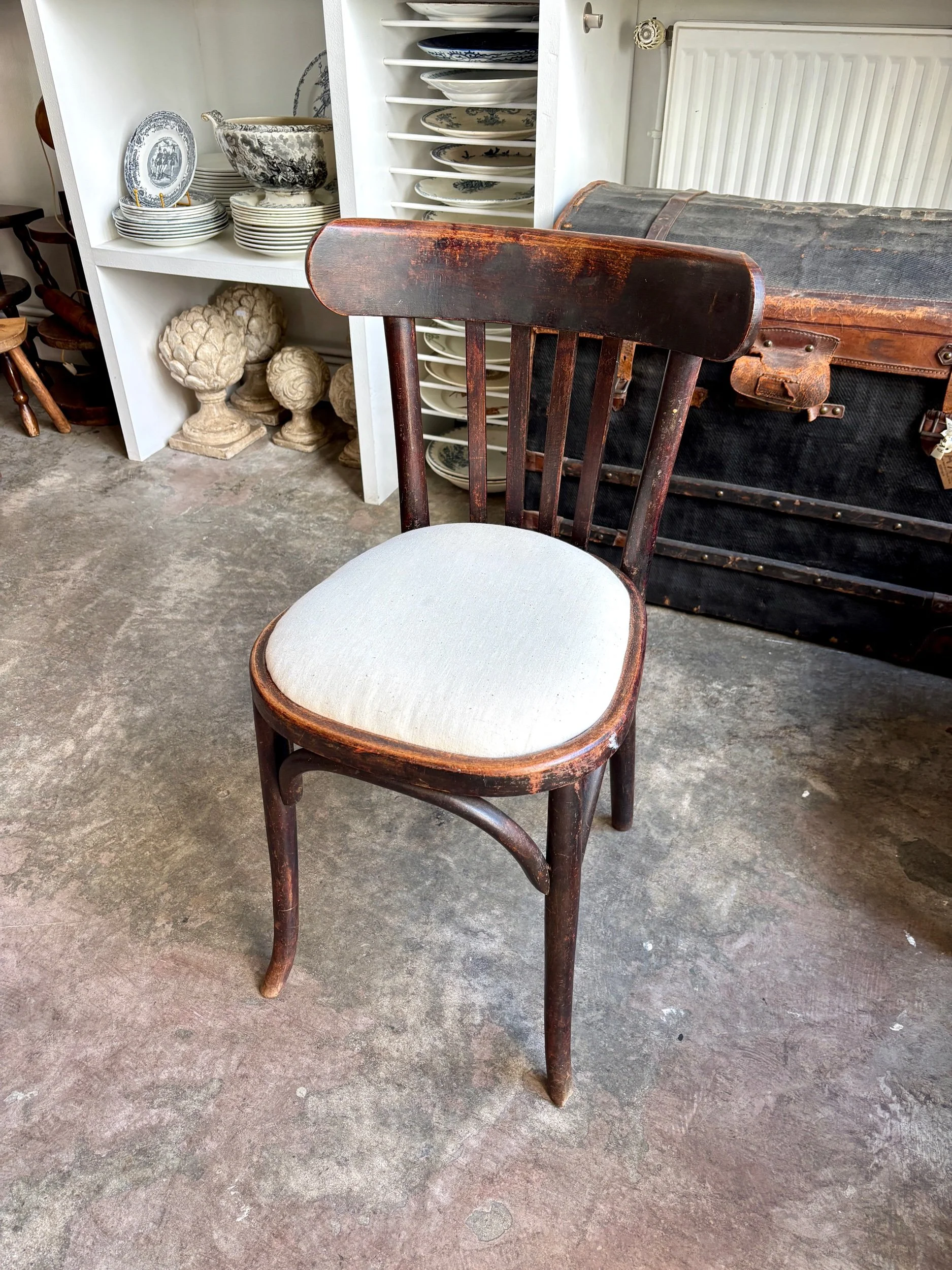 chaise-bistrot-hetre-fonce-metis-beige-assise-vintage-axs-design-paris-france