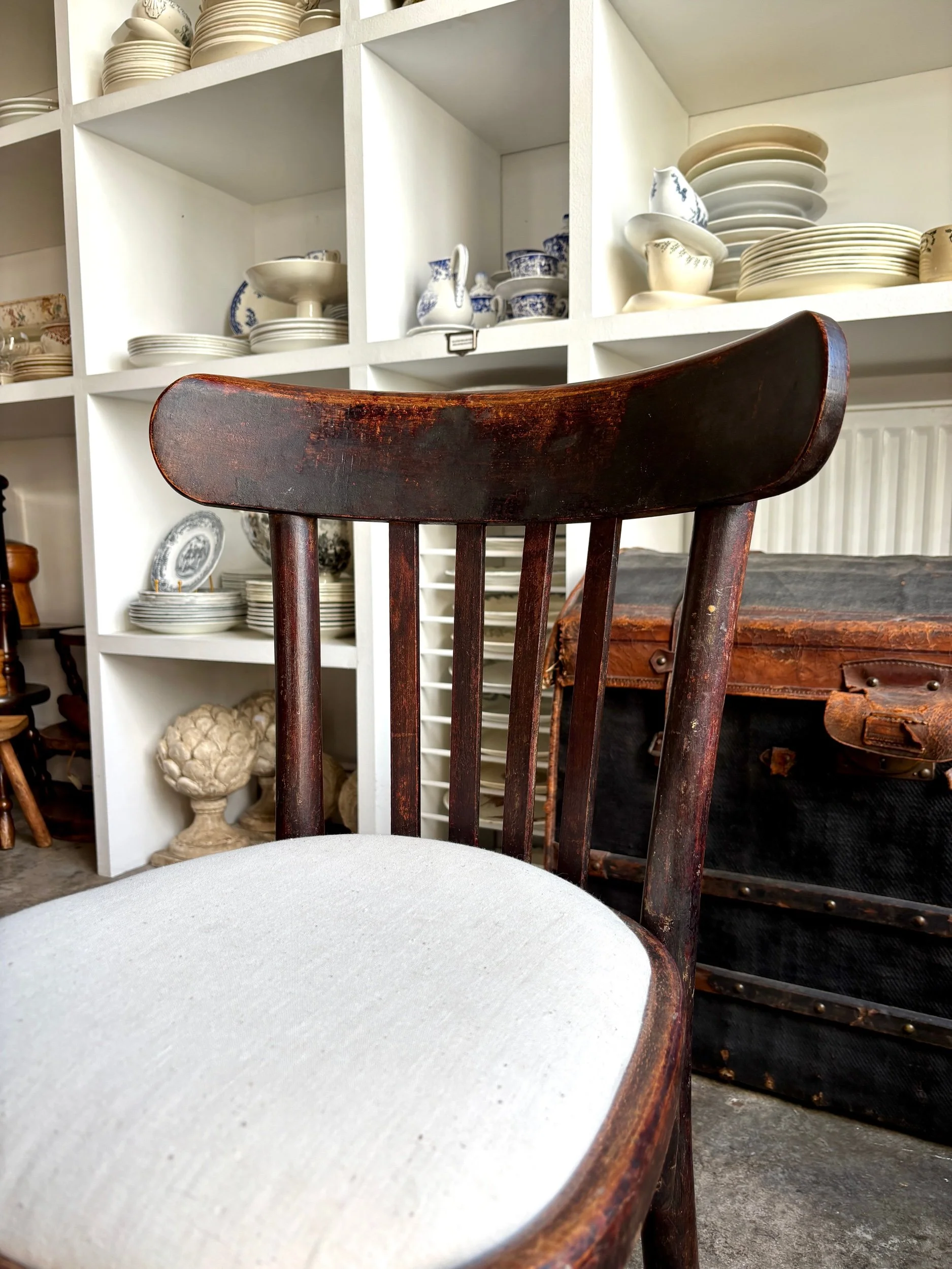 chaise-bistrot-hetre-fonce-metis-beige-assise-vintage-axs-design-paris-france