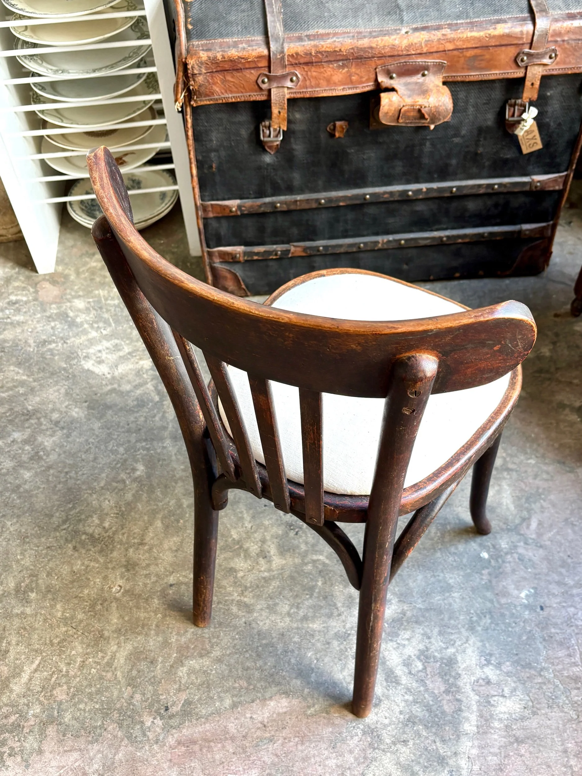 chaise-bistrot-hetre-fonce-metis-beige-assise-vintage-axs-design-paris-france
