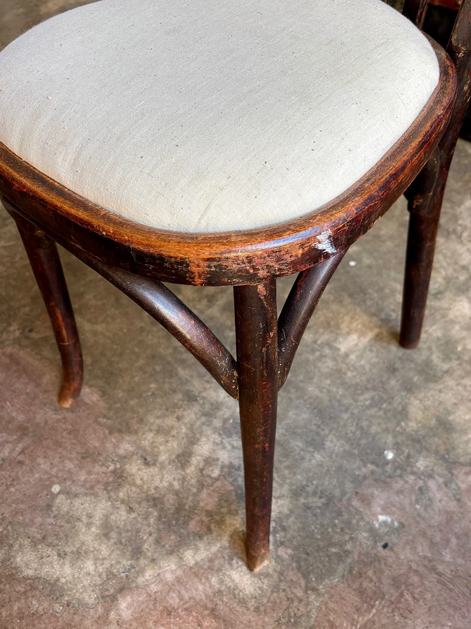 chaise-bistrot-hetre-fonce-metis-beige-assise-vintage-axs-design-paris-france