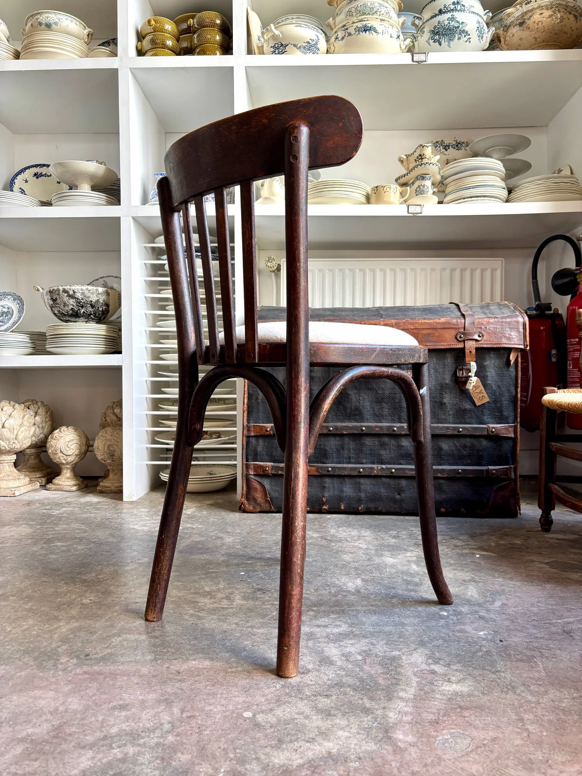 chaise-bistrot-hetre-fonce-metis-beige-assise-vintage-axs-design-paris-france