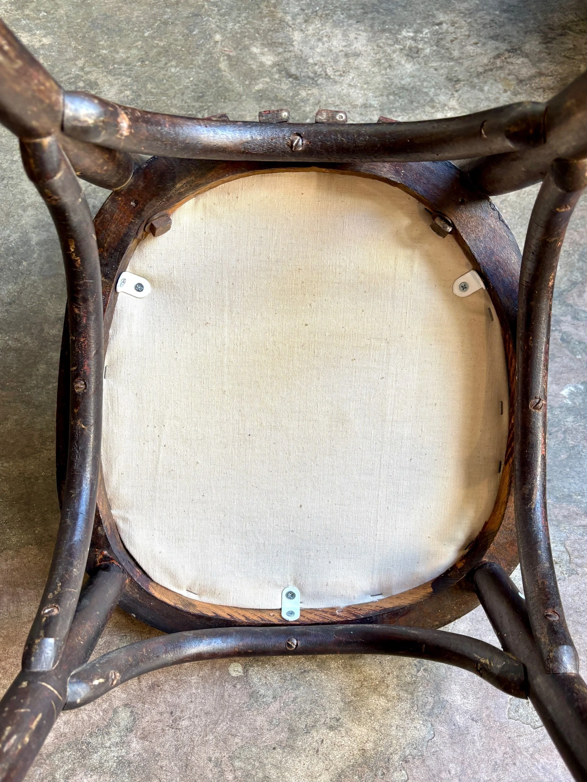 chaise-bistrot-hetre-fonce-metis-beige-assise-vintage-axs-design-paris-france