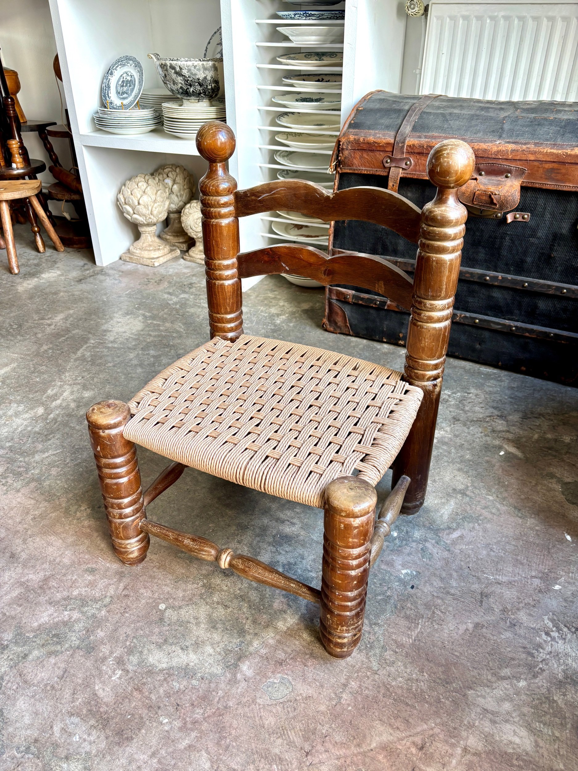 Chaise basse en bois foncé et corde danoise tressée attribuée à Charles Dudouyt