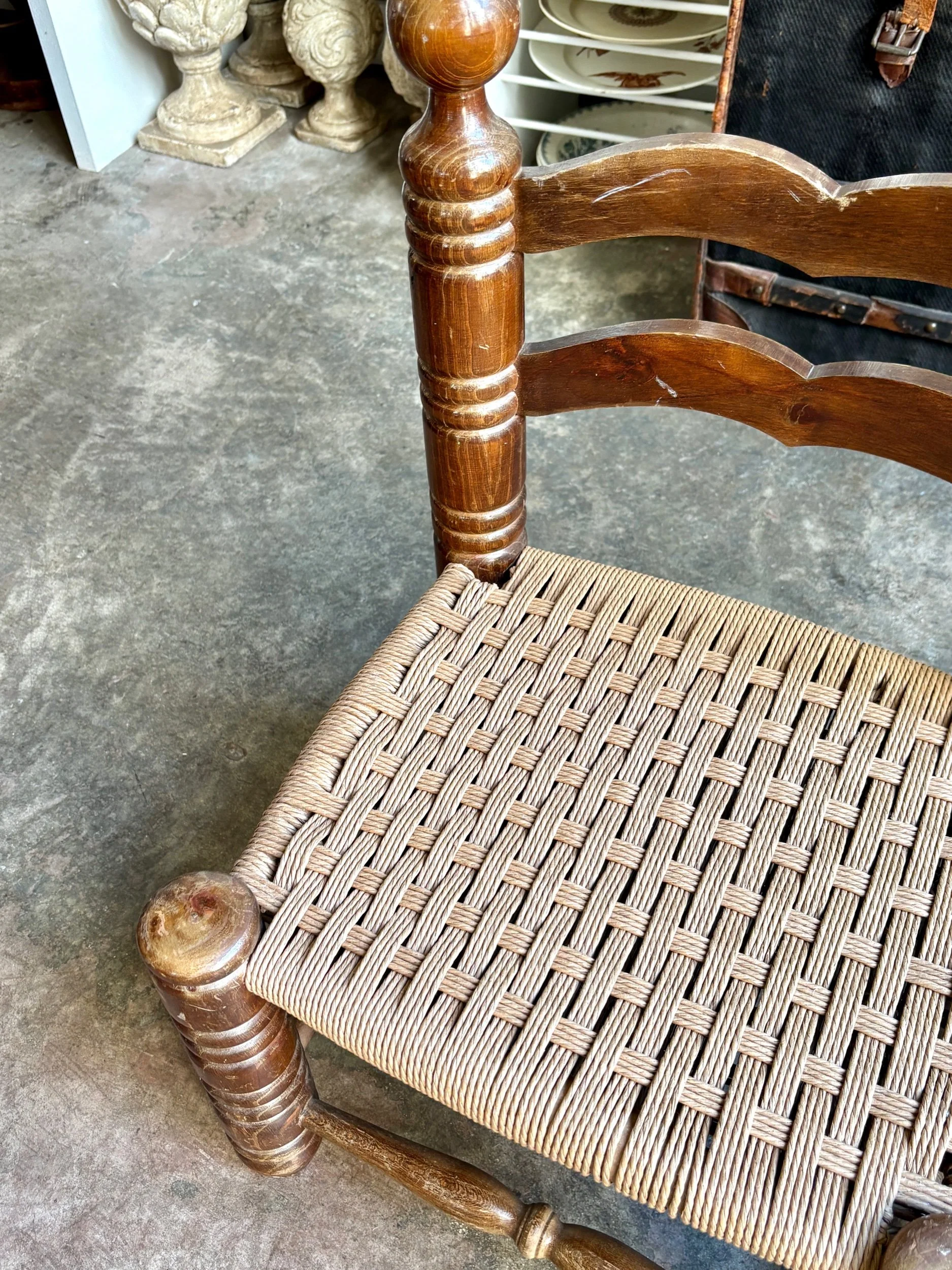 chaise-basse-bois-fonce-tourne-corde-danoise-charles-dudouyt-assise-vintage-axs-design-paris-france