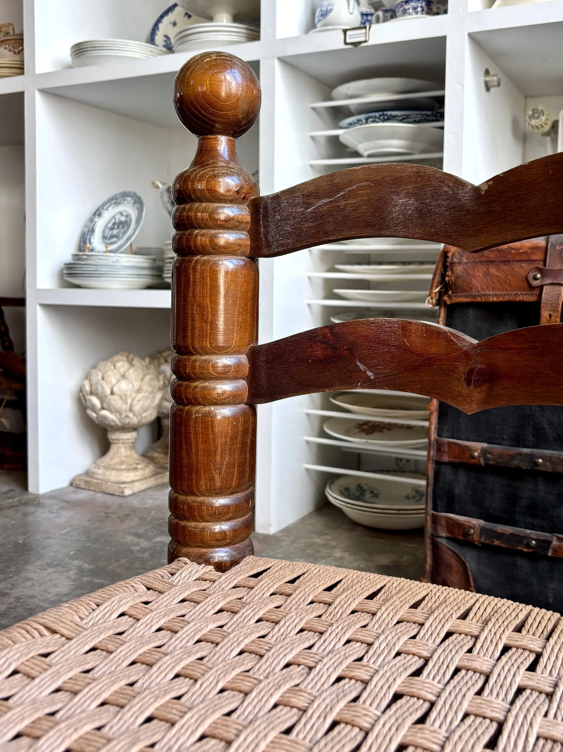 chaise-basse-bois-fonce-tourne-corde-danoise-charles-dudouyt-assise-vintage-axs-design-paris-france