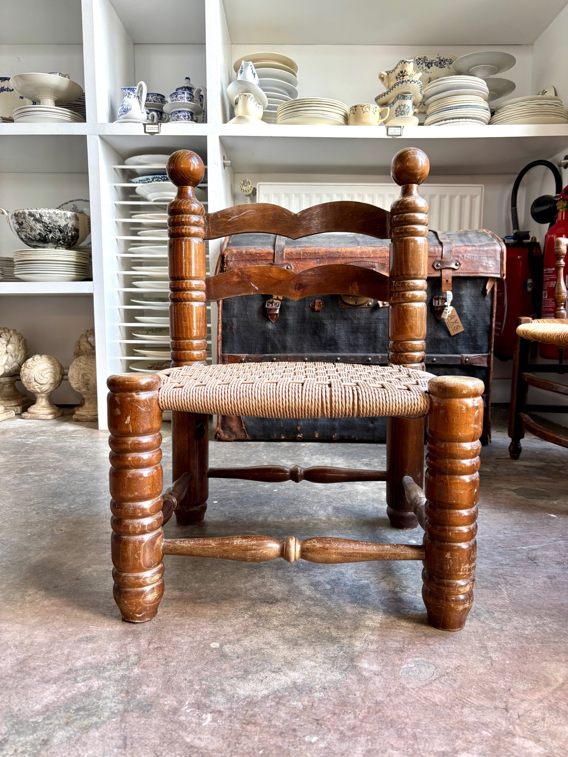 chaise-basse-bois-fonce-tourne-corde-danoise-charles-dudouyt-assise-vintage-axs-design-paris-france