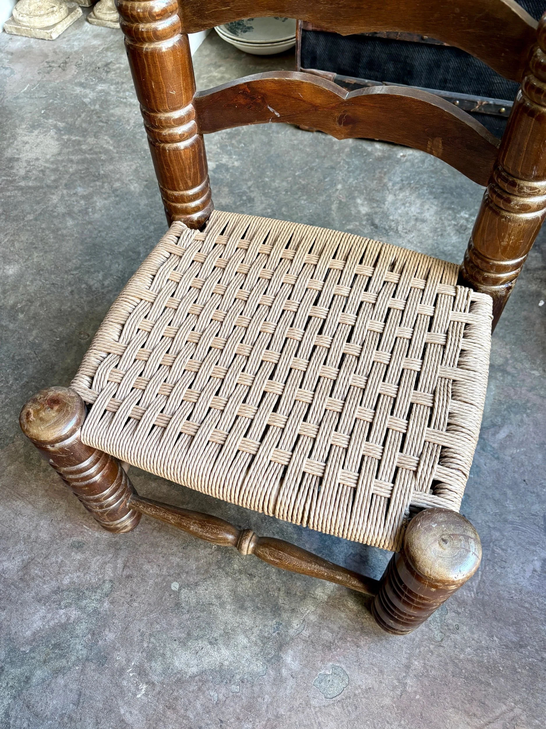 chaise-basse-bois-fonce-tourne-corde-danoise-charles-dudouyt-assise-vintage-axs-design-paris-france