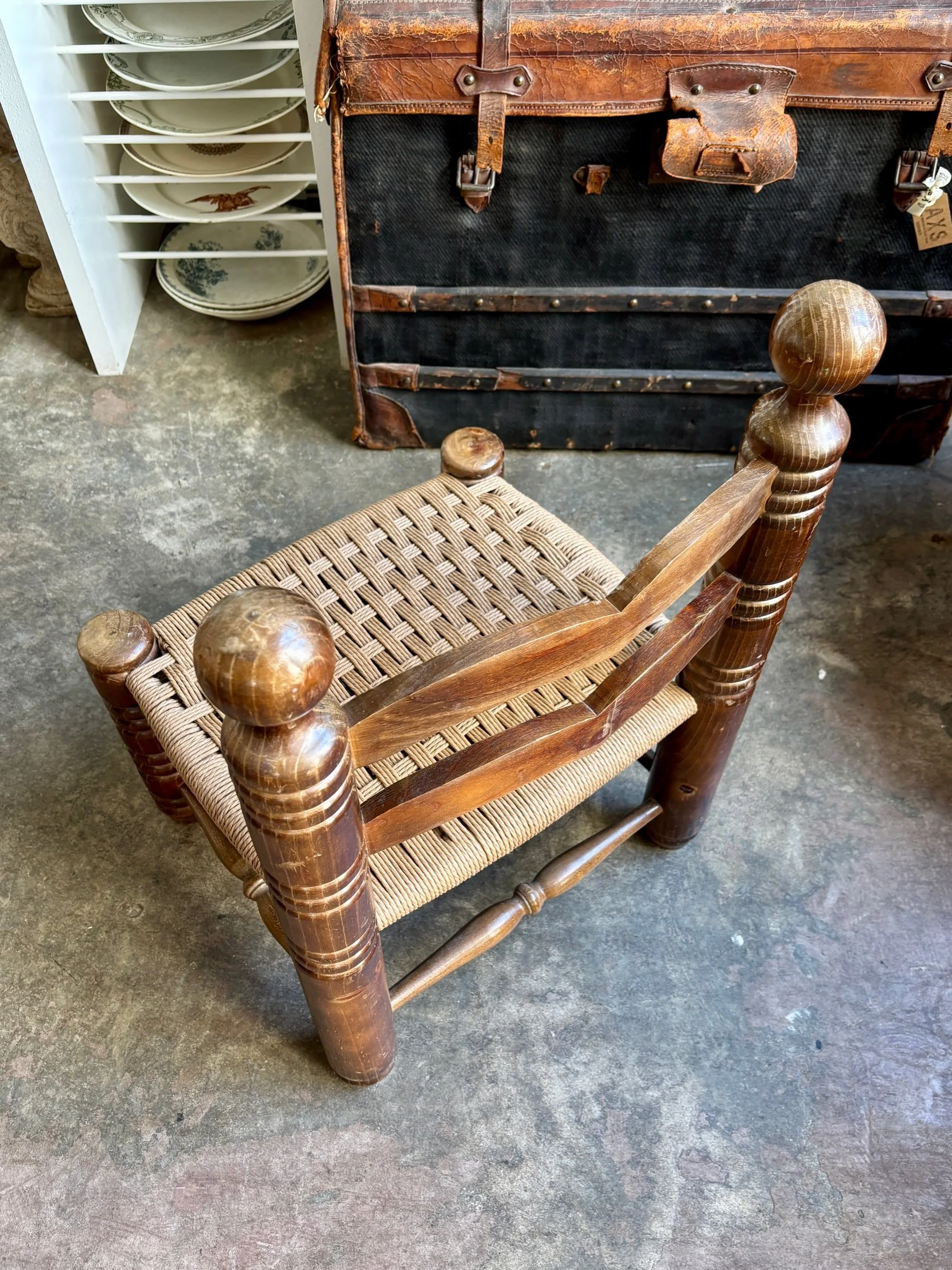chaise-basse-bois-fonce-tourne-corde-danoise-charles-dudouyt-assise-vintage-axs-design-paris-france