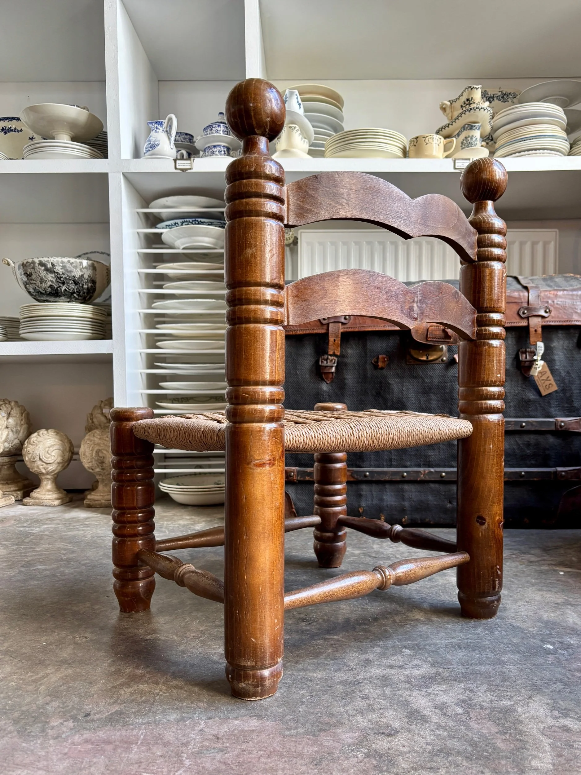 chaise-basse-bois-fonce-tourne-corde-danoise-charles-dudouyt-assise-vintage-axs-design-paris-france