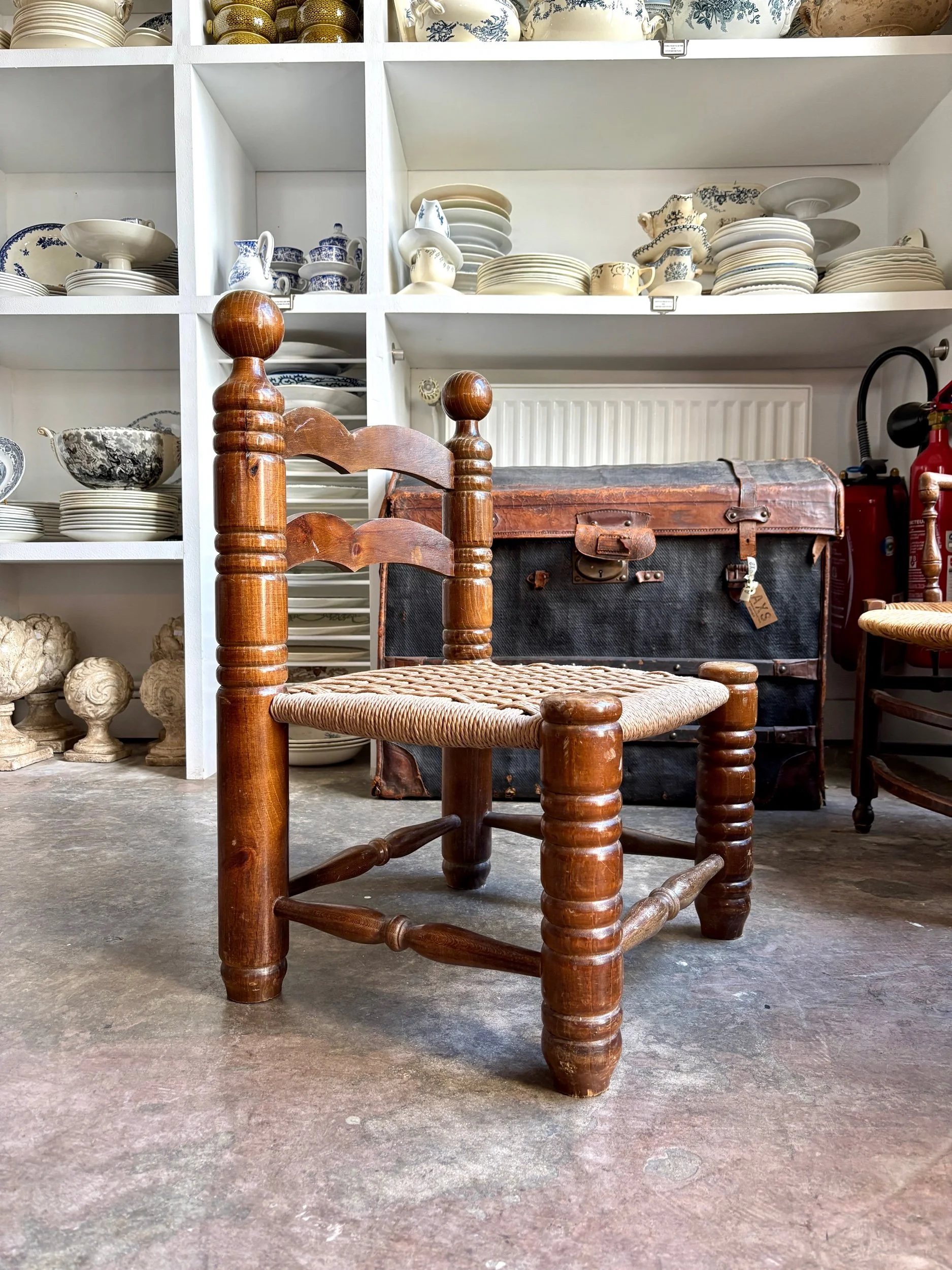 chaise-basse-bois-fonce-tourne-corde-danoise-charles-dudouyt-assise-vintage-axs-design-paris-france