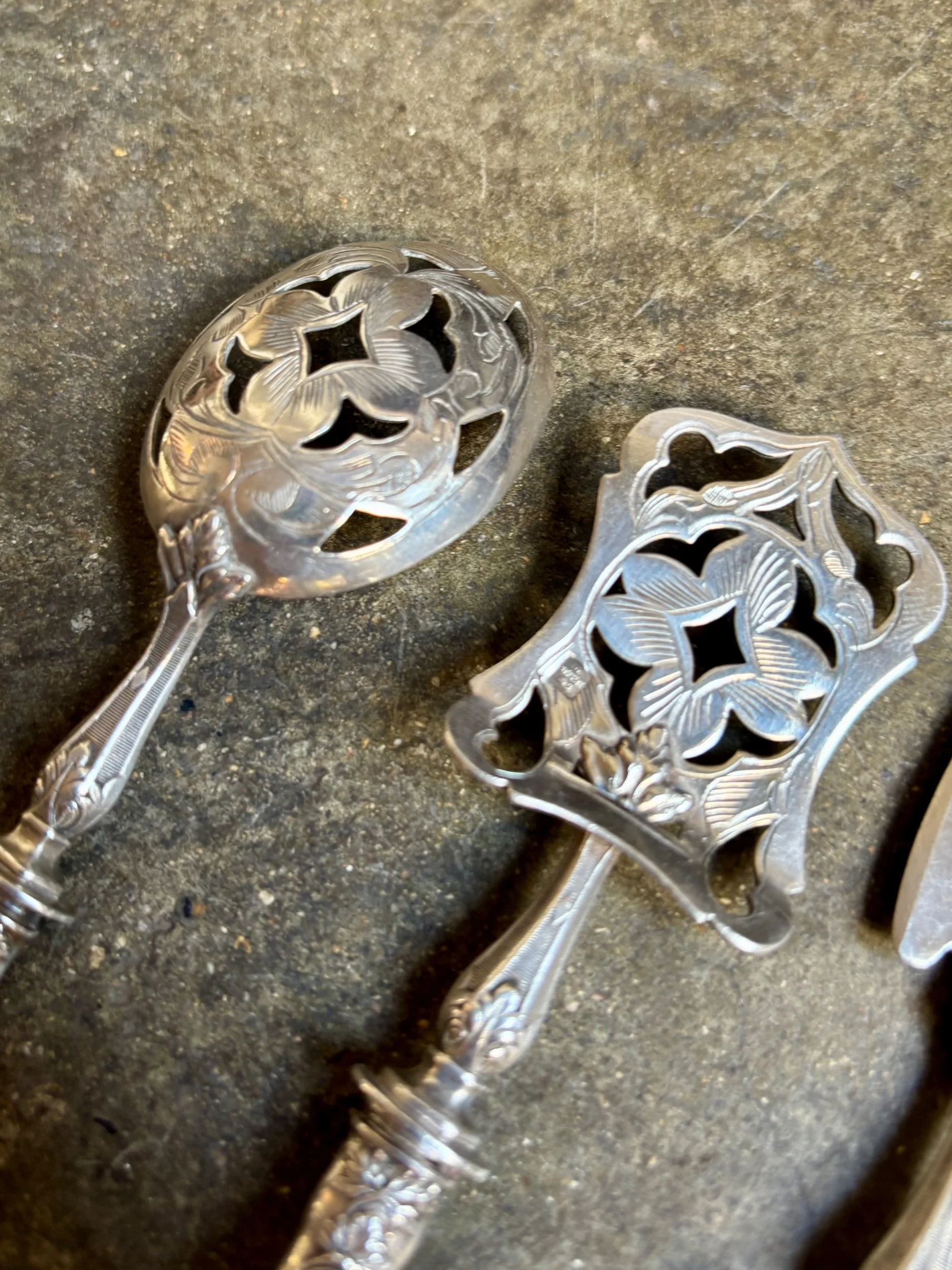 4-couverts-bonbon-argent-monogramme-vaisselle-antique-vintage-axs-design-paris-france