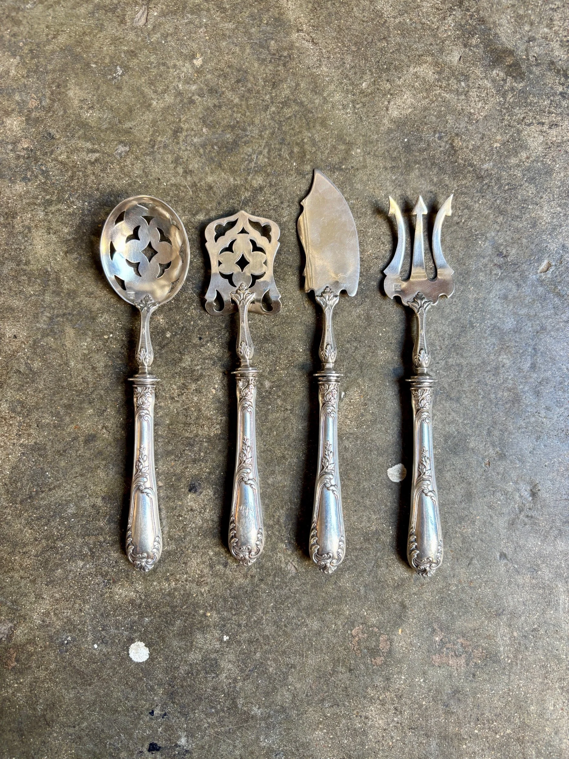 4-couverts-bonbon-argent-monogramme-vaisselle-antique-vintage-axs-design-paris-france