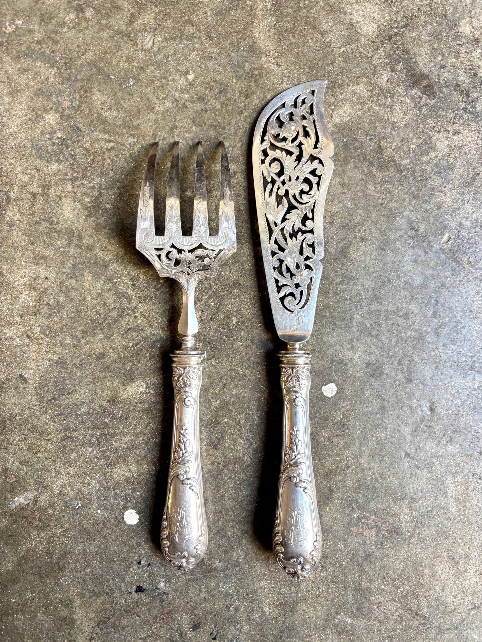 2 couverts de service en argent ajouré et chiffrés "AS"