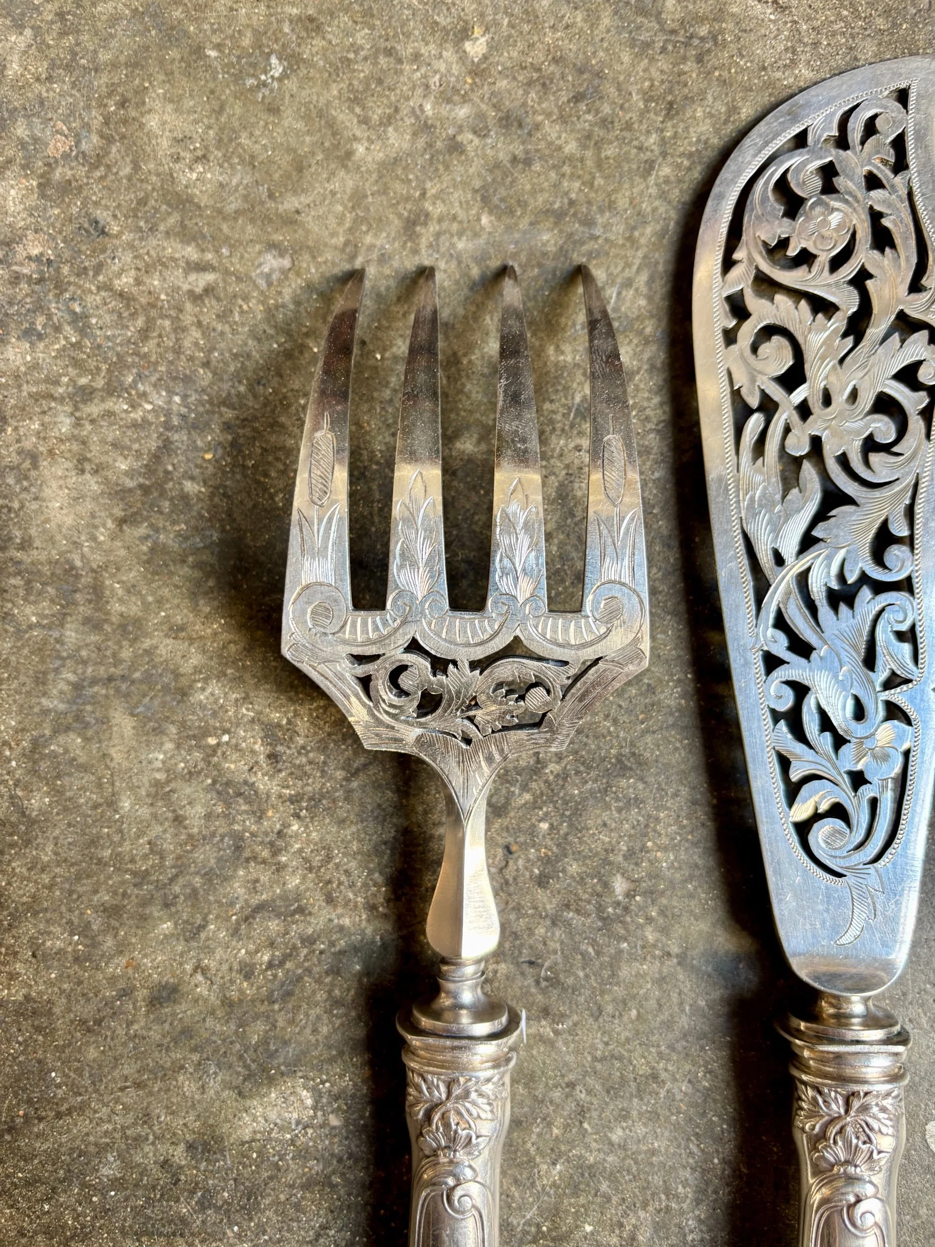 paire-couverts-service-poisson-argent-ajoure-vaisselle-antique-vintage-axs-design-paris-france