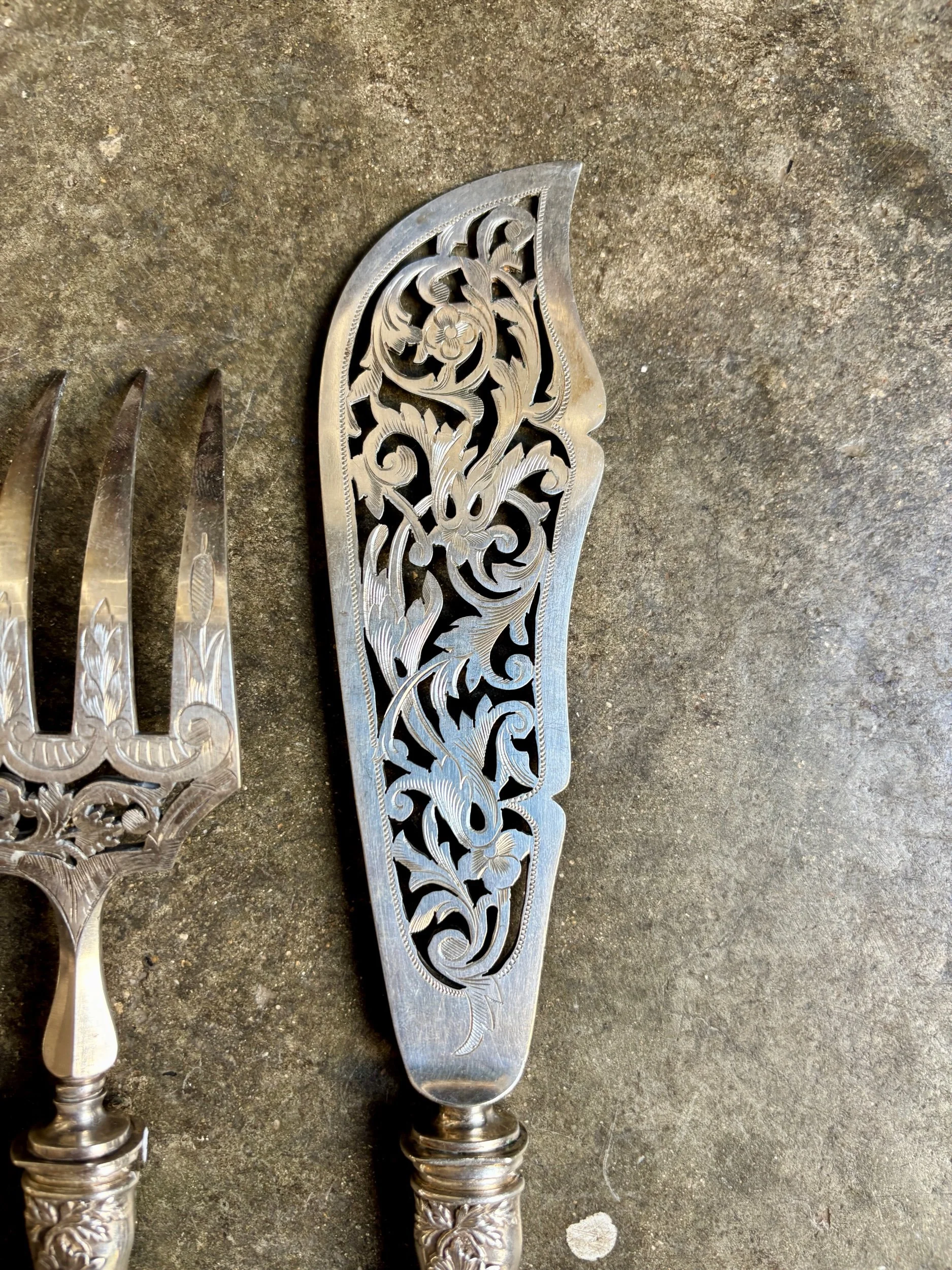 paire-couverts-service-poisson-argent-ajoure-vaisselle-antique-vintage-axs-design-paris-france