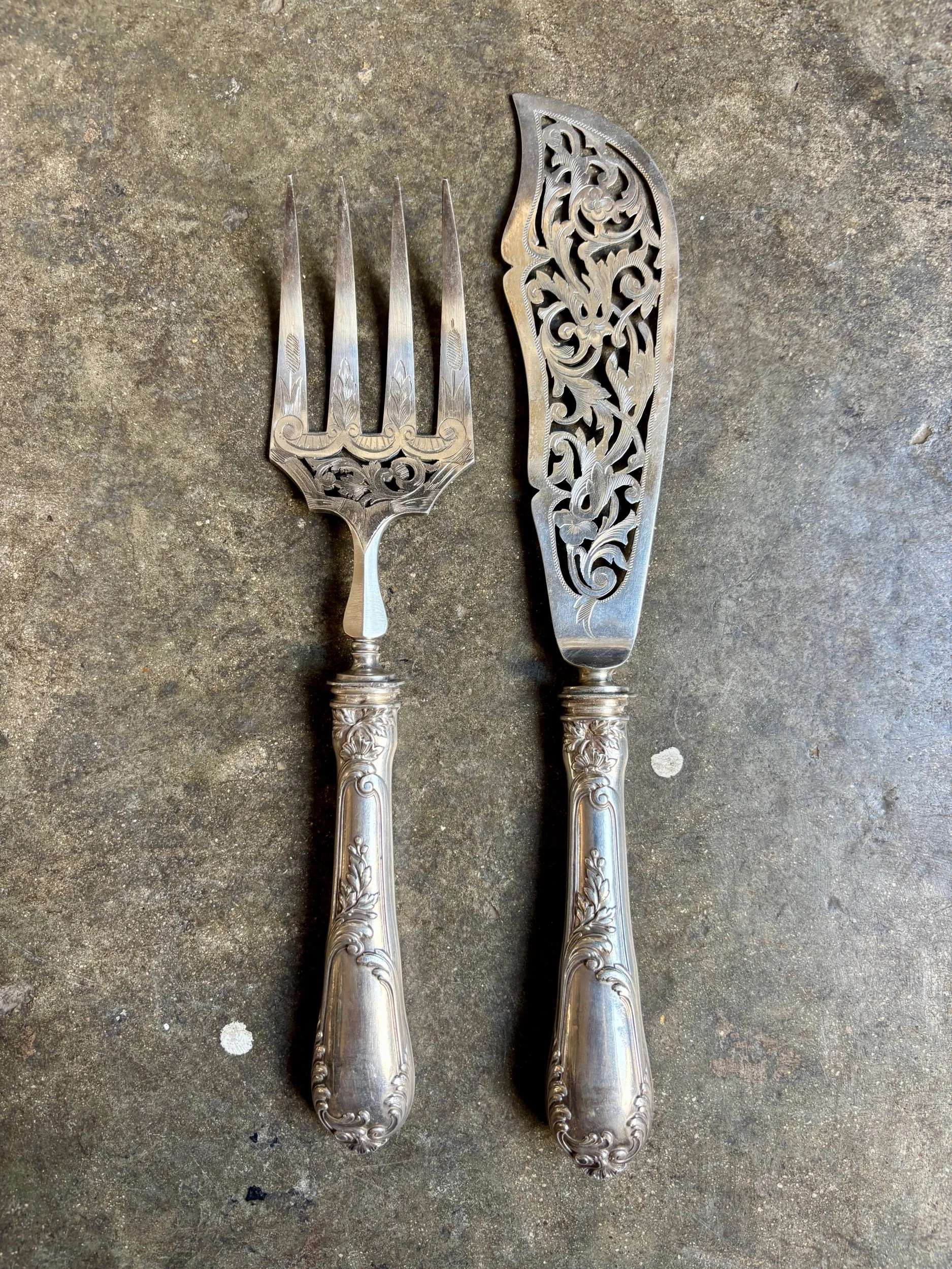 paire-couverts-service-poisson-argent-ajoure-vaisselle-antique-vintage-axs-design-paris-france