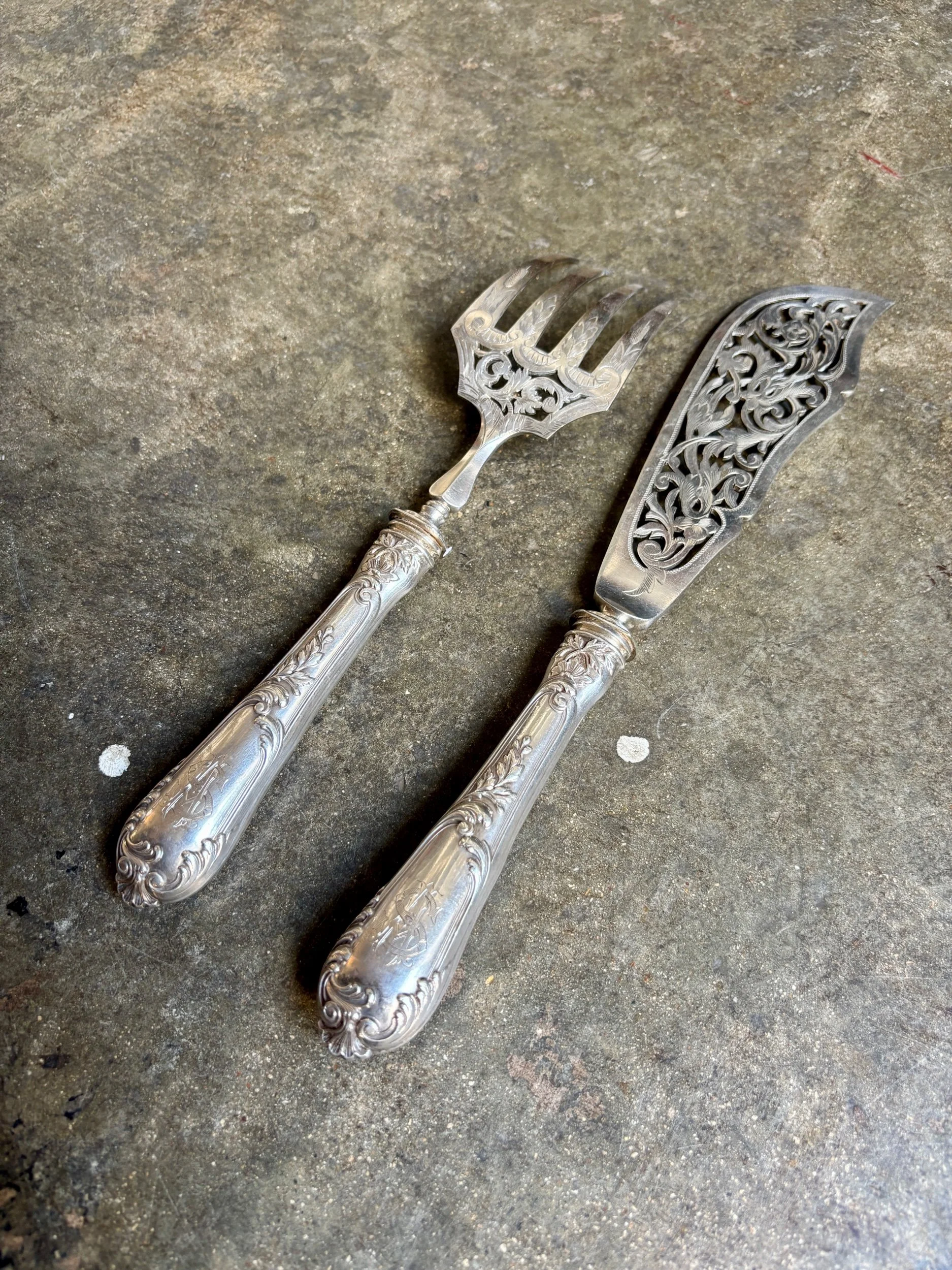 paire-couverts-service-poisson-argent-ajoure-vaisselle-antique-vintage-axs-design-paris-france