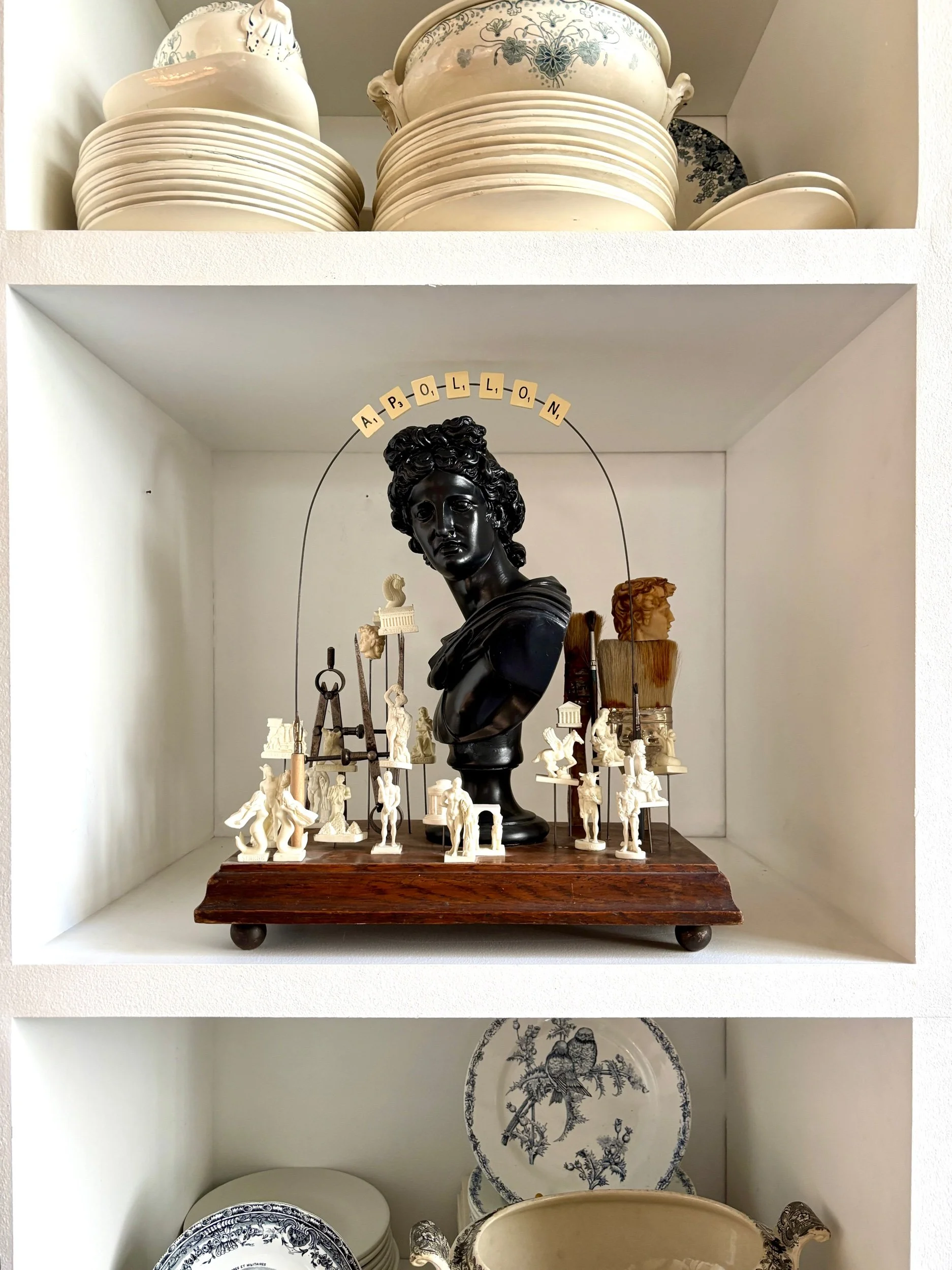 apollon-buste-noir-bois-statuettes-pinceaux-compas-art-sculpture-axs-design-paris-france