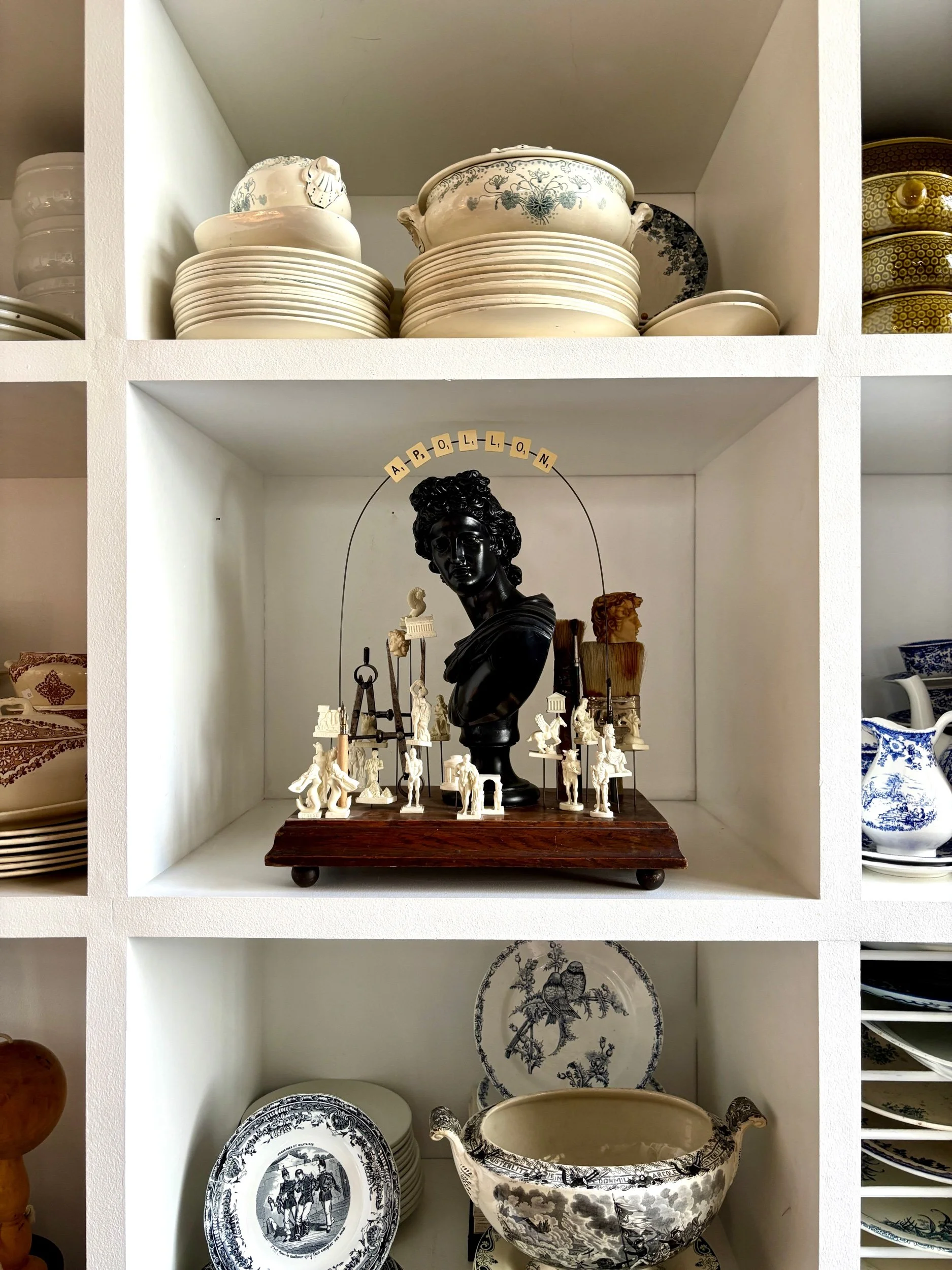 apollon-buste-noir-bois-statuettes-pinceaux-compas-art-sculpture-axs-design-paris-france