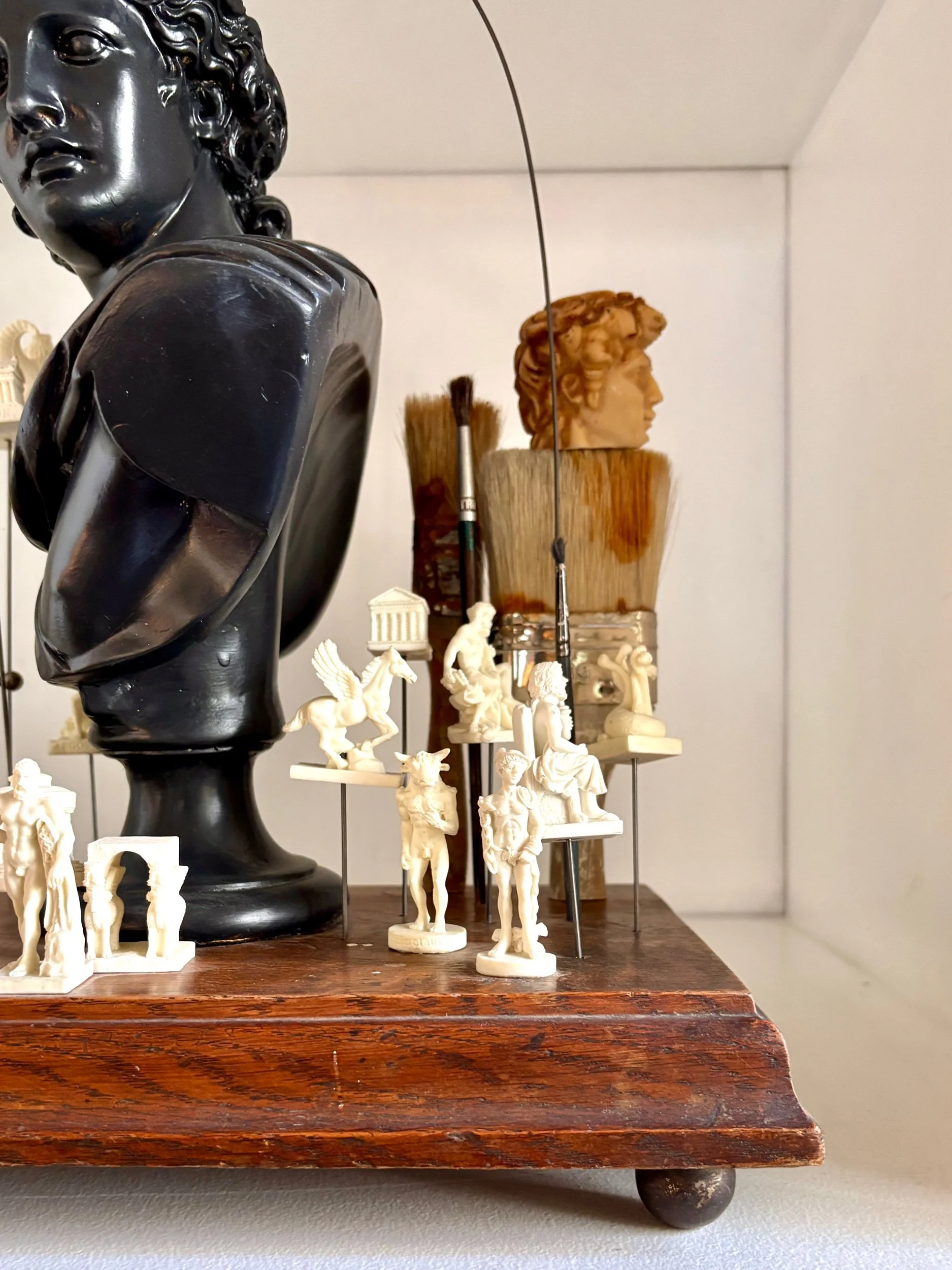 apollon-buste-noir-bois-statuettes-pinceaux-compas-art-sculpture-axs-design-paris-france