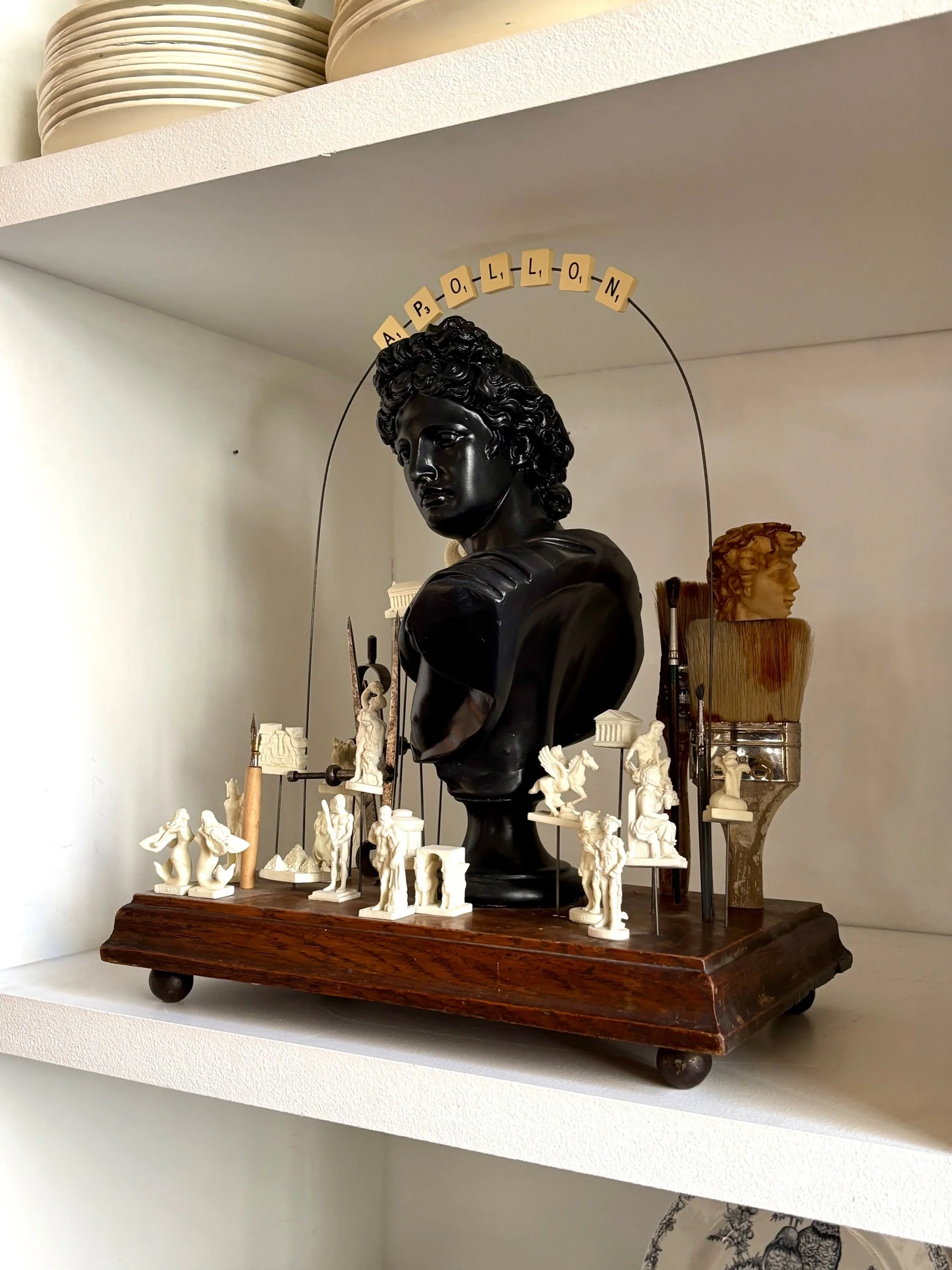 apollon-buste-noir-bois-statuettes-pinceaux-compas-art-sculpture-axs-design-paris-france