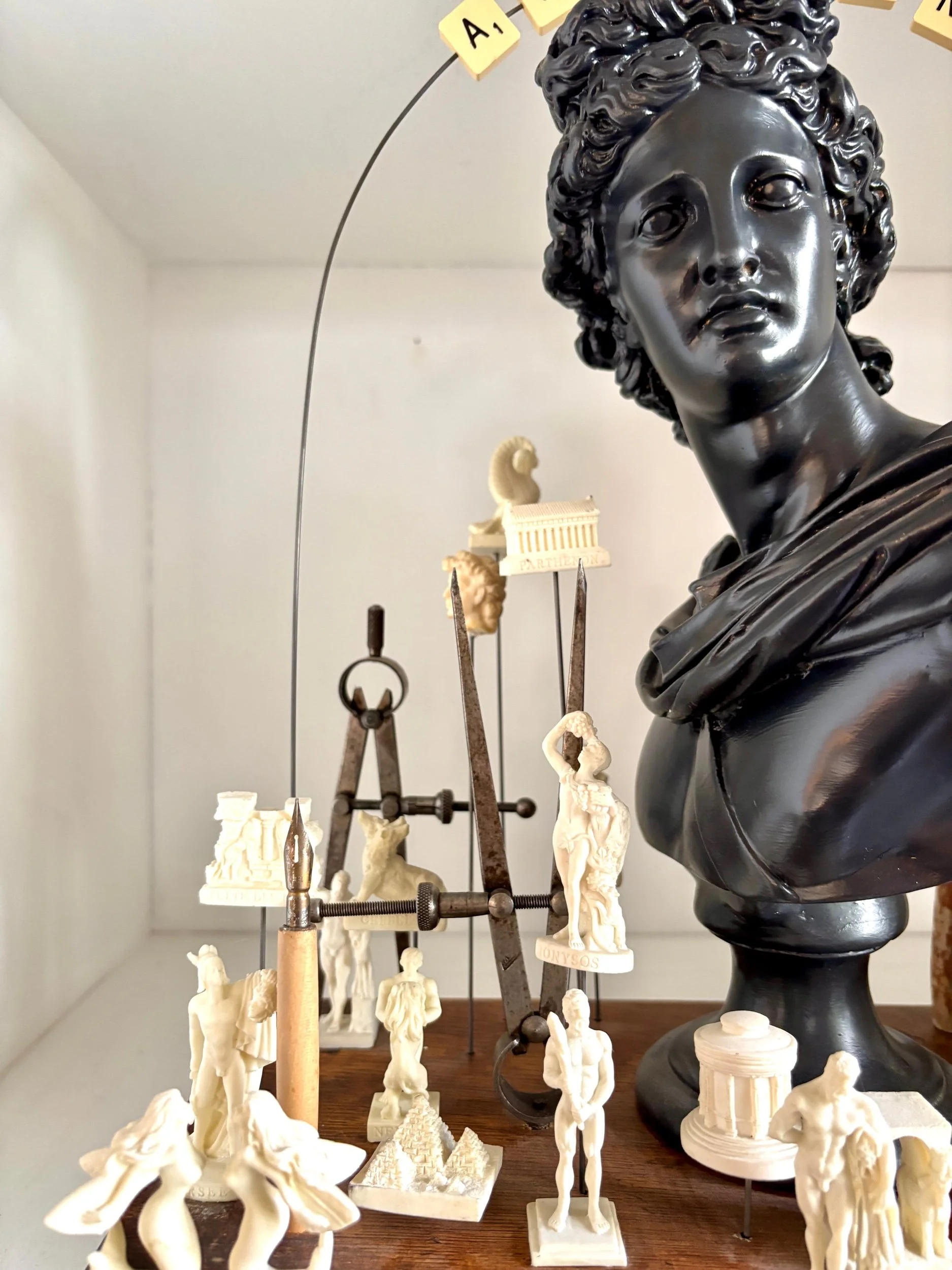 apollon-buste-noir-bois-statuettes-pinceaux-compas-art-sculpture-axs-design-paris-france