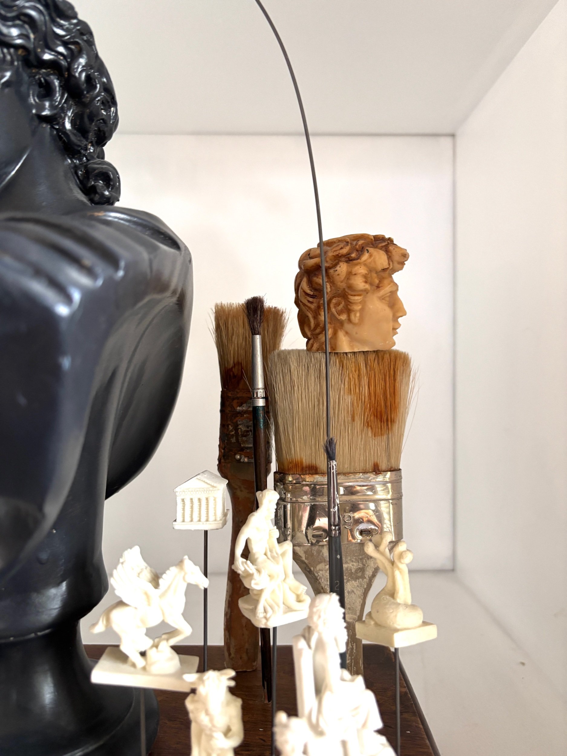 apollon-buste-noir-bois-statuettes-pinceaux-compas-art-sculpture-axs-design-paris-france