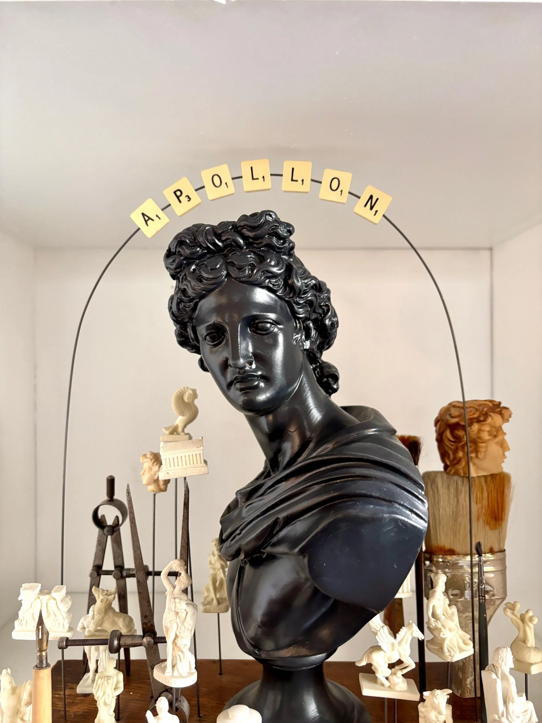 apollon-buste-noir-bois-statuettes-pinceaux-compas-art-sculpture-axs-design-paris-france