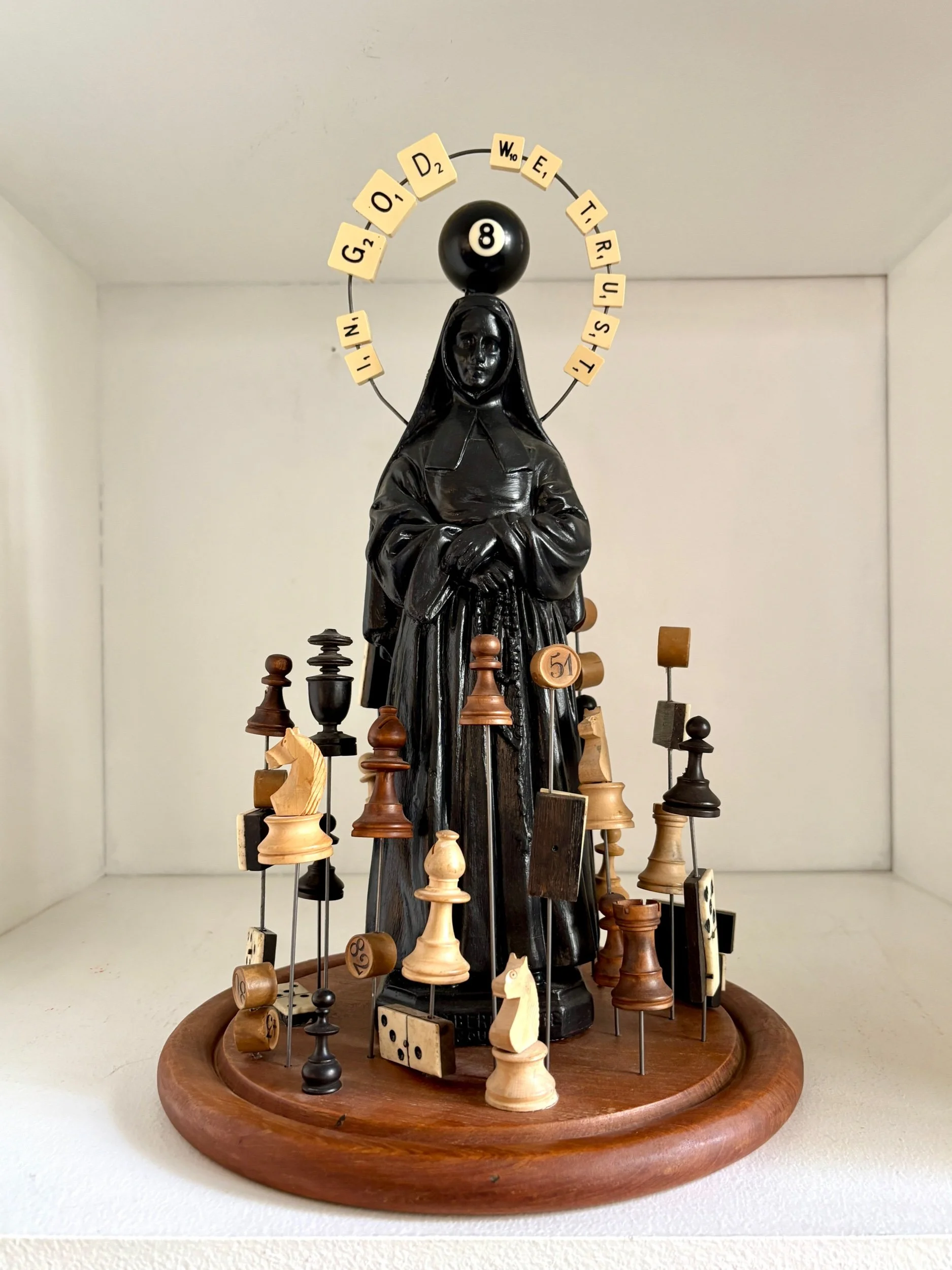 in-god-we-trust-vierge-domino-echec-billard-scrabble-creation-sculpture-art-axs-design-paris-france