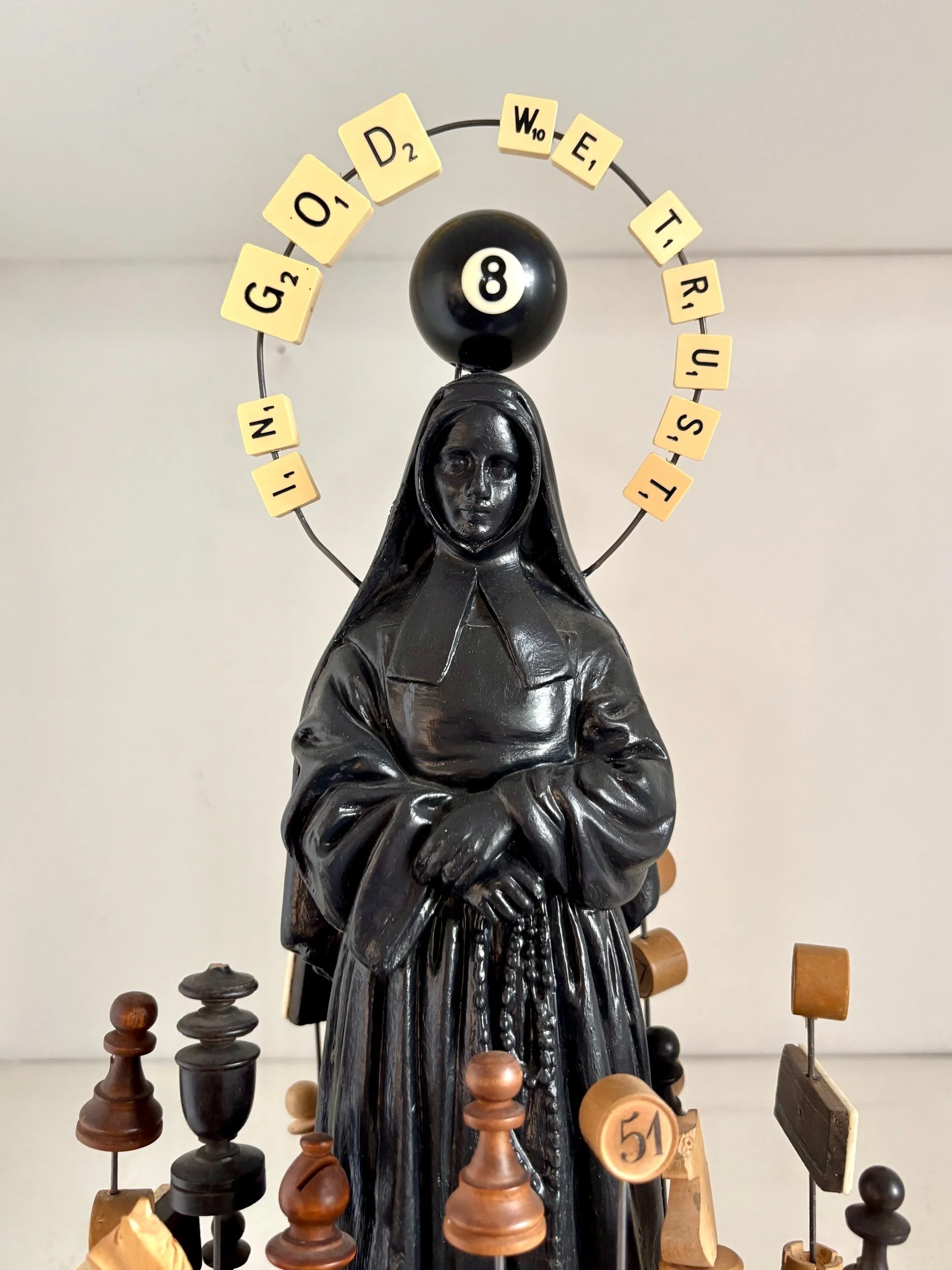 in-god-we-trust-vierge-domino-echec-billard-scrabble-creation-sculpture-art-axs-design-paris-france
