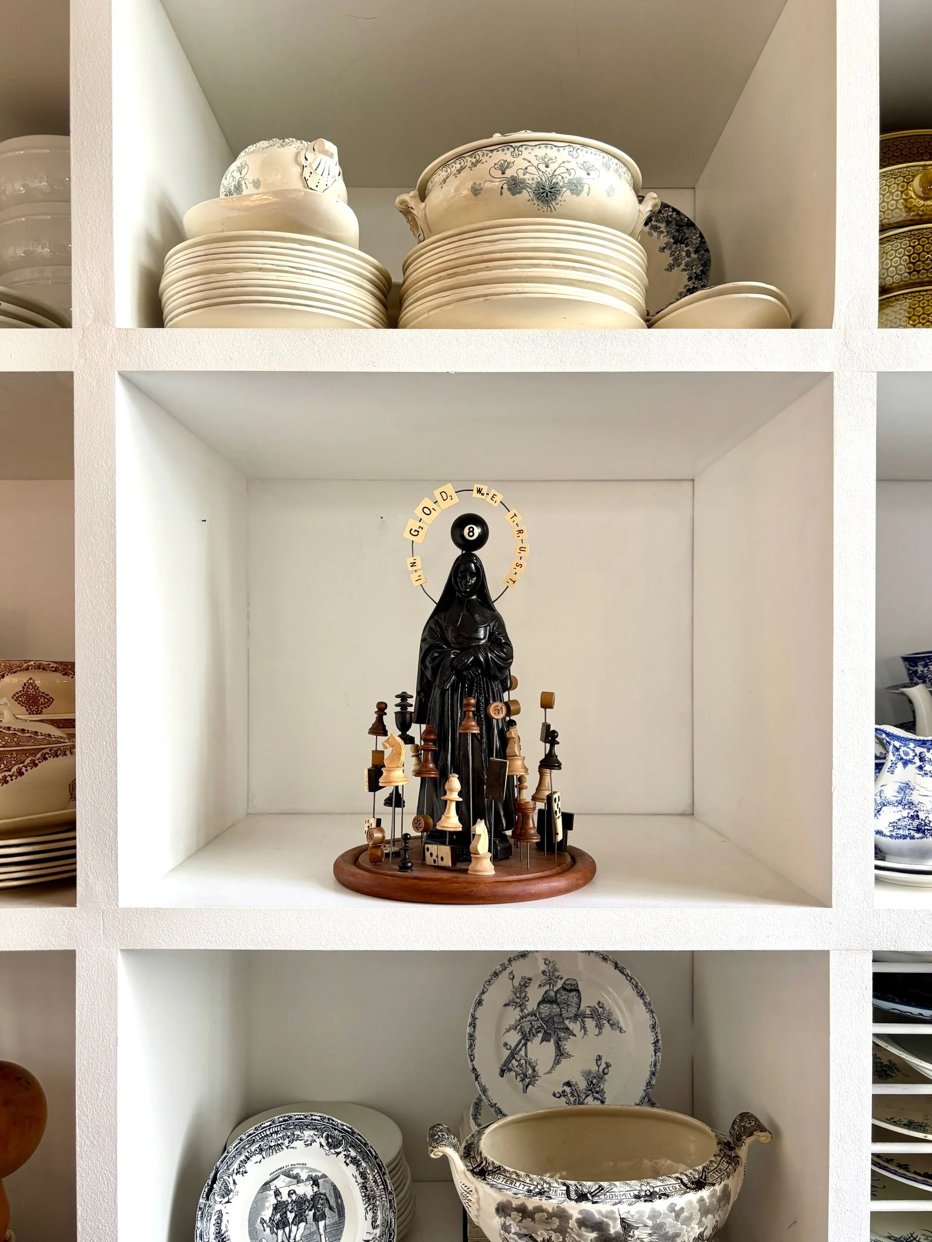 in-god-we-trust-vierge-domino-echec-billard-scrabble-creation-sculpture-art-axs-design-paris-france