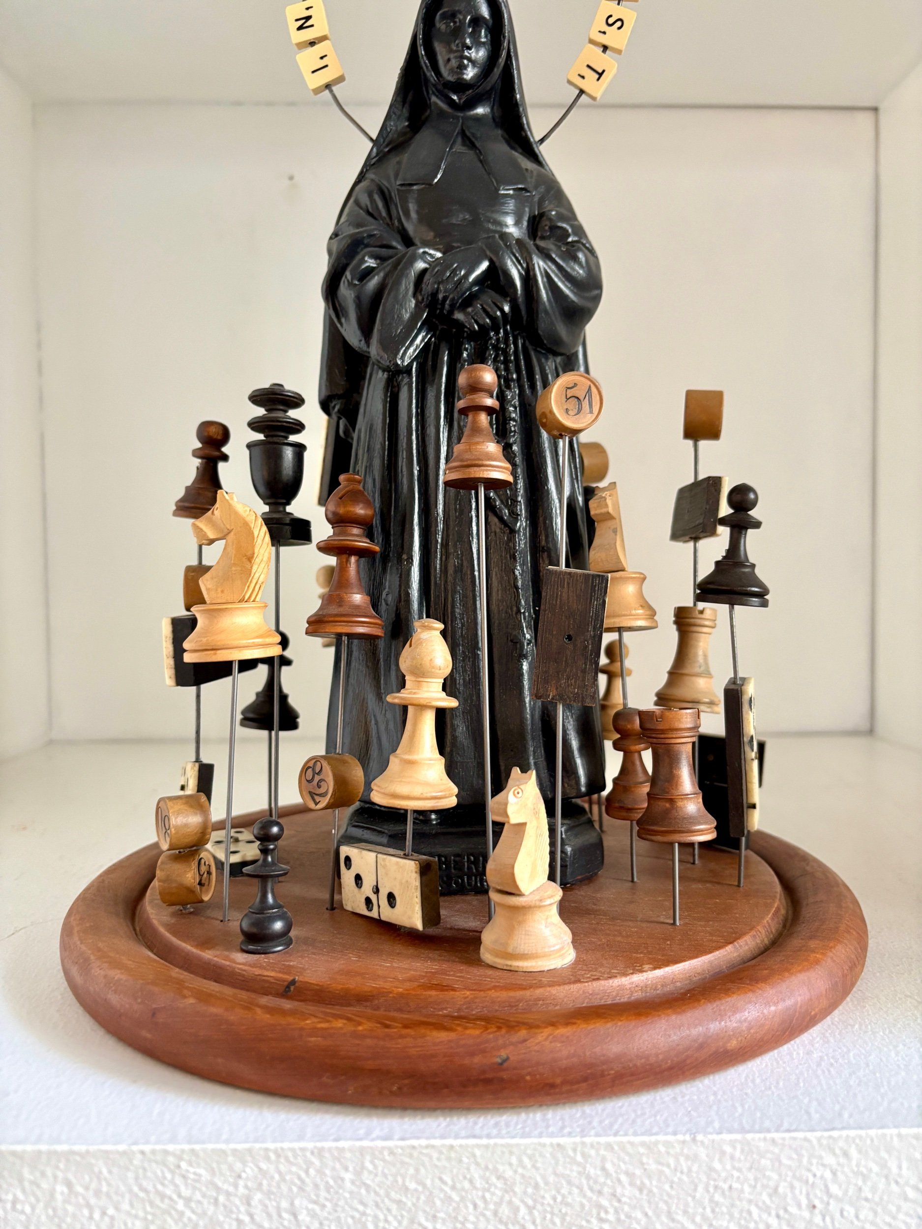 in-god-we-trust-vierge-domino-echec-billard-scrabble-creation-sculpture-art-axs-design-paris-france