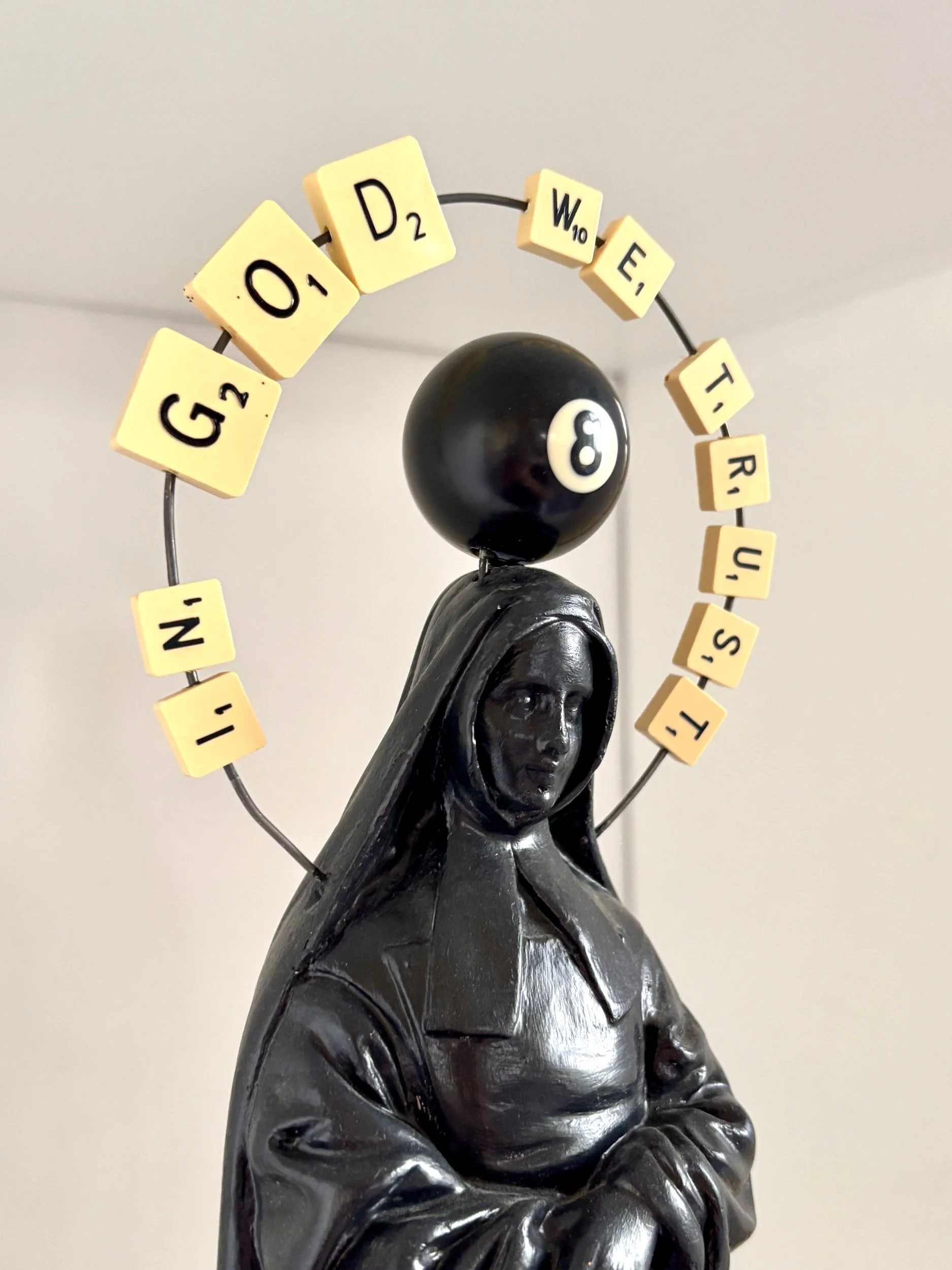 in-god-we-trust-vierge-domino-echec-billard-scrabble-creation-sculpture-art-axs-design-paris-france