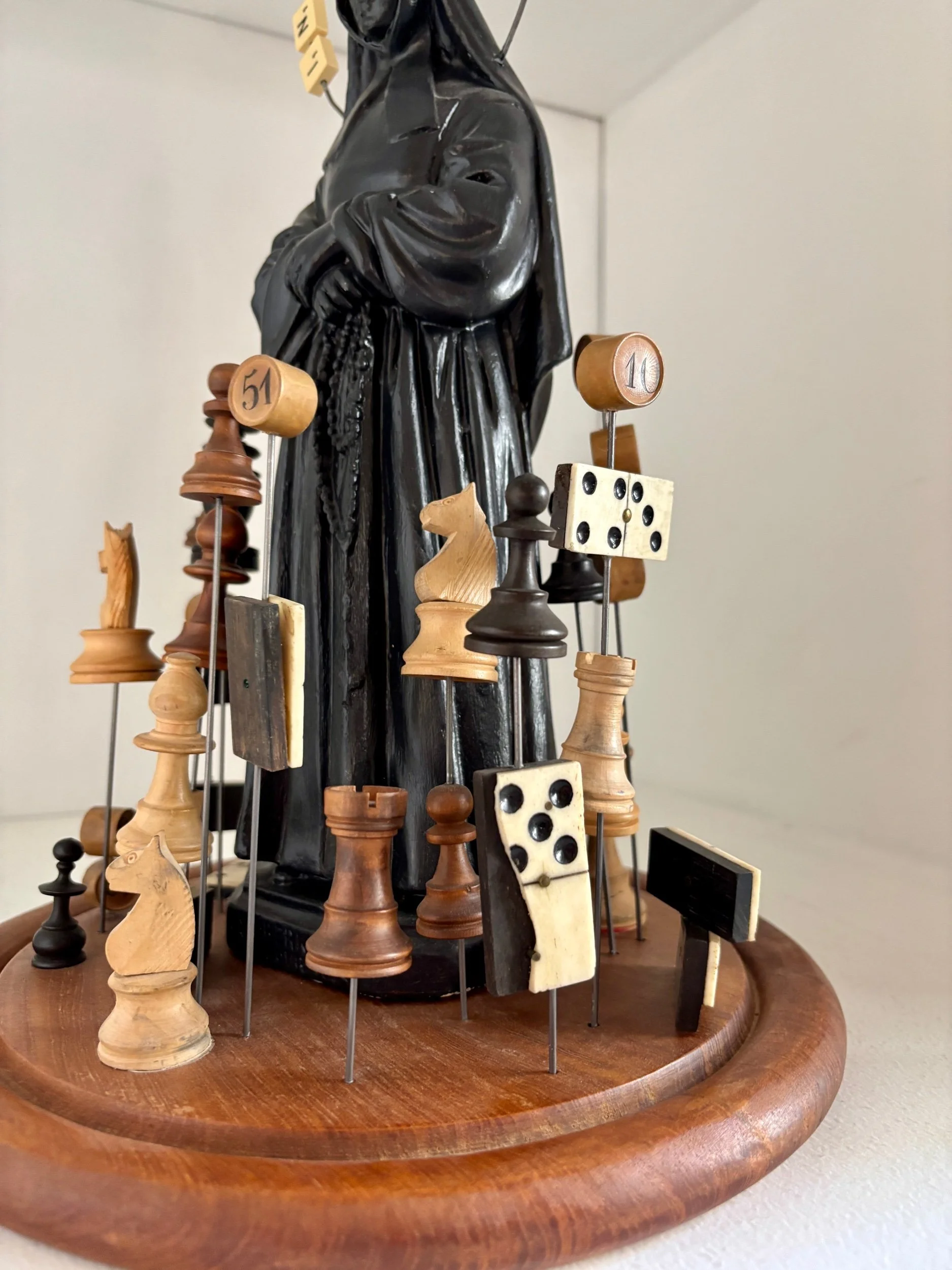 in-god-we-trust-vierge-domino-echec-billard-scrabble-creation-sculpture-art-axs-design-paris-france