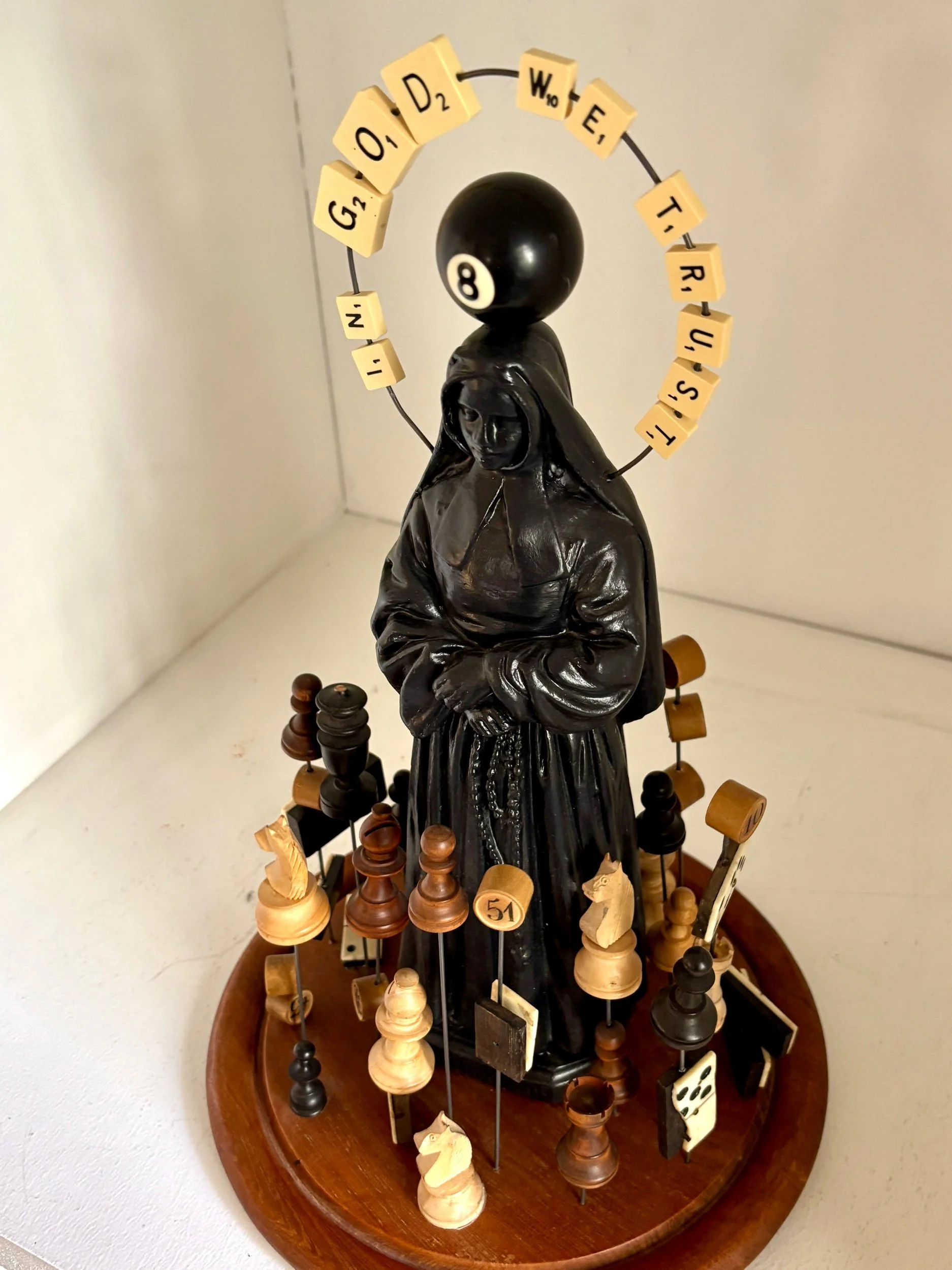 in-god-we-trust-vierge-domino-echec-billard-scrabble-creation-sculpture-art-axs-design-paris-france