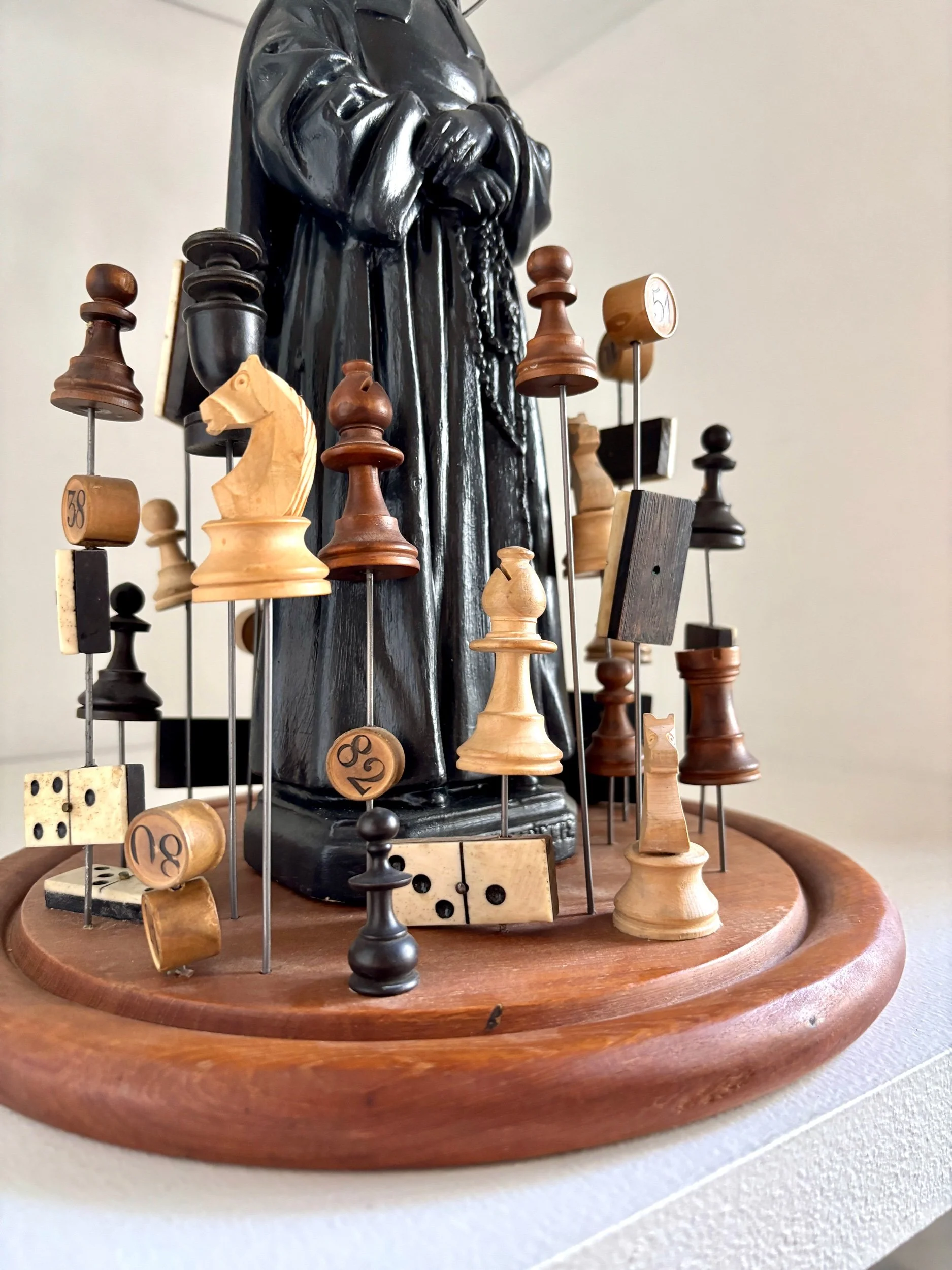 in-god-we-trust-vierge-domino-echec-billard-scrabble-creation-sculpture-art-axs-design-paris-france